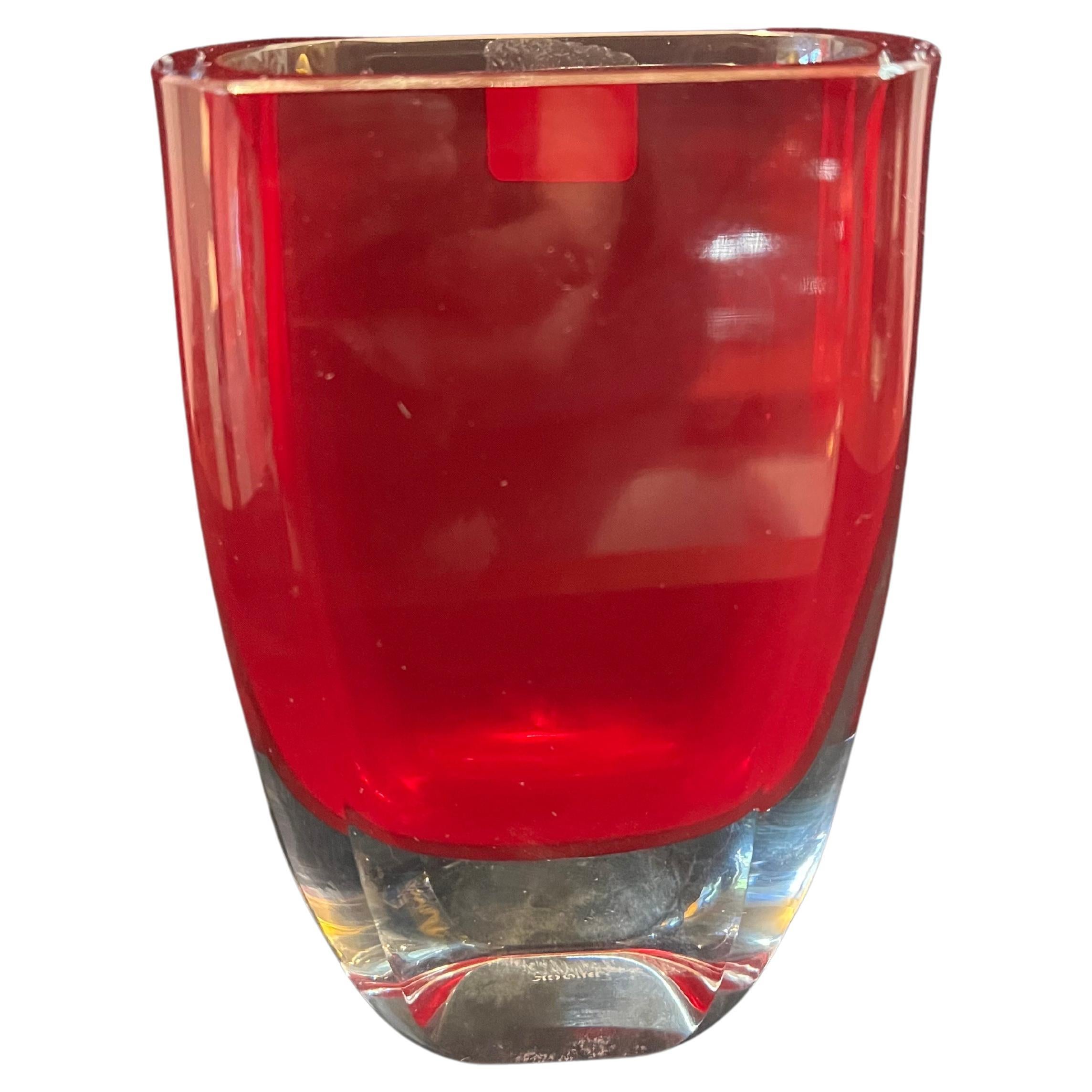 Schöne und seltene mundgeblasene Vase in rubinroter Farbe von Block in ausgezeichnetem Zustand keine Chips oder Risse.