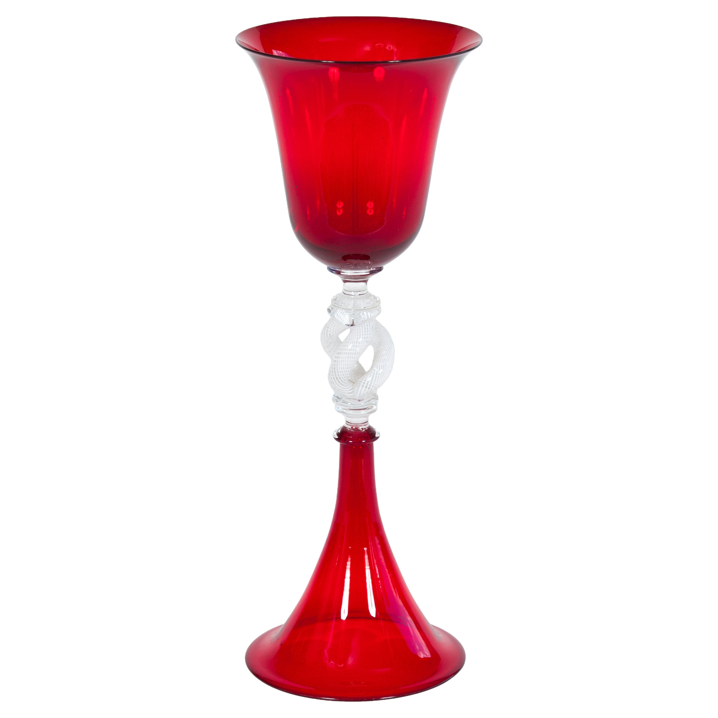 Calice en verre de Murano rouge rubis avec tige en filet blanc, Italie, vers les années 1980