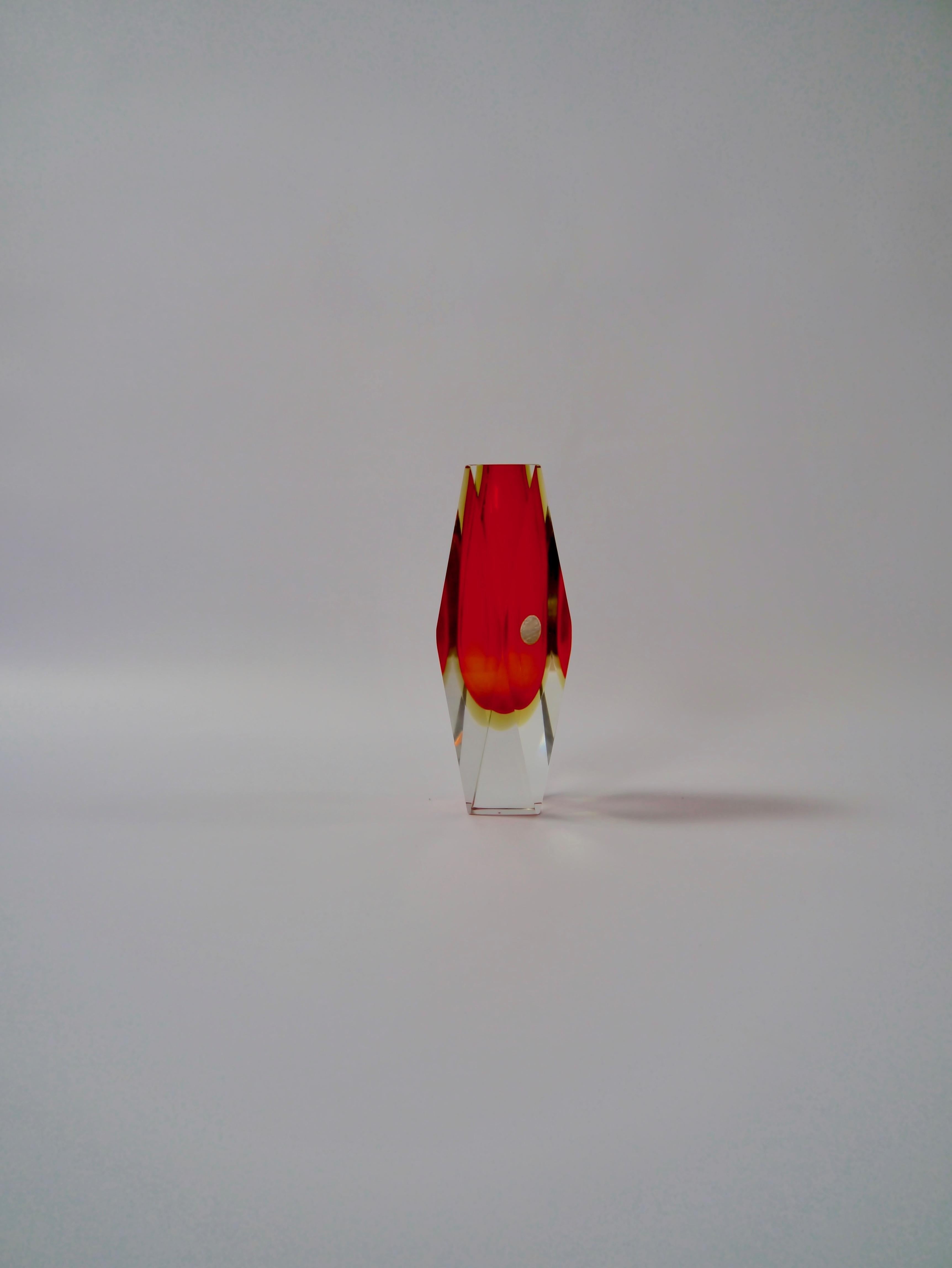 Vase en verre rouge rubis conçu par Alessandro Mandruzzato pour Vetreria Artistica Oball, Italie, années 1970. Une forme tranchante et furtive, réalisée avec la technique Sommerso en utilisant différentes couches de verre, dans ce cas le rouge rubis