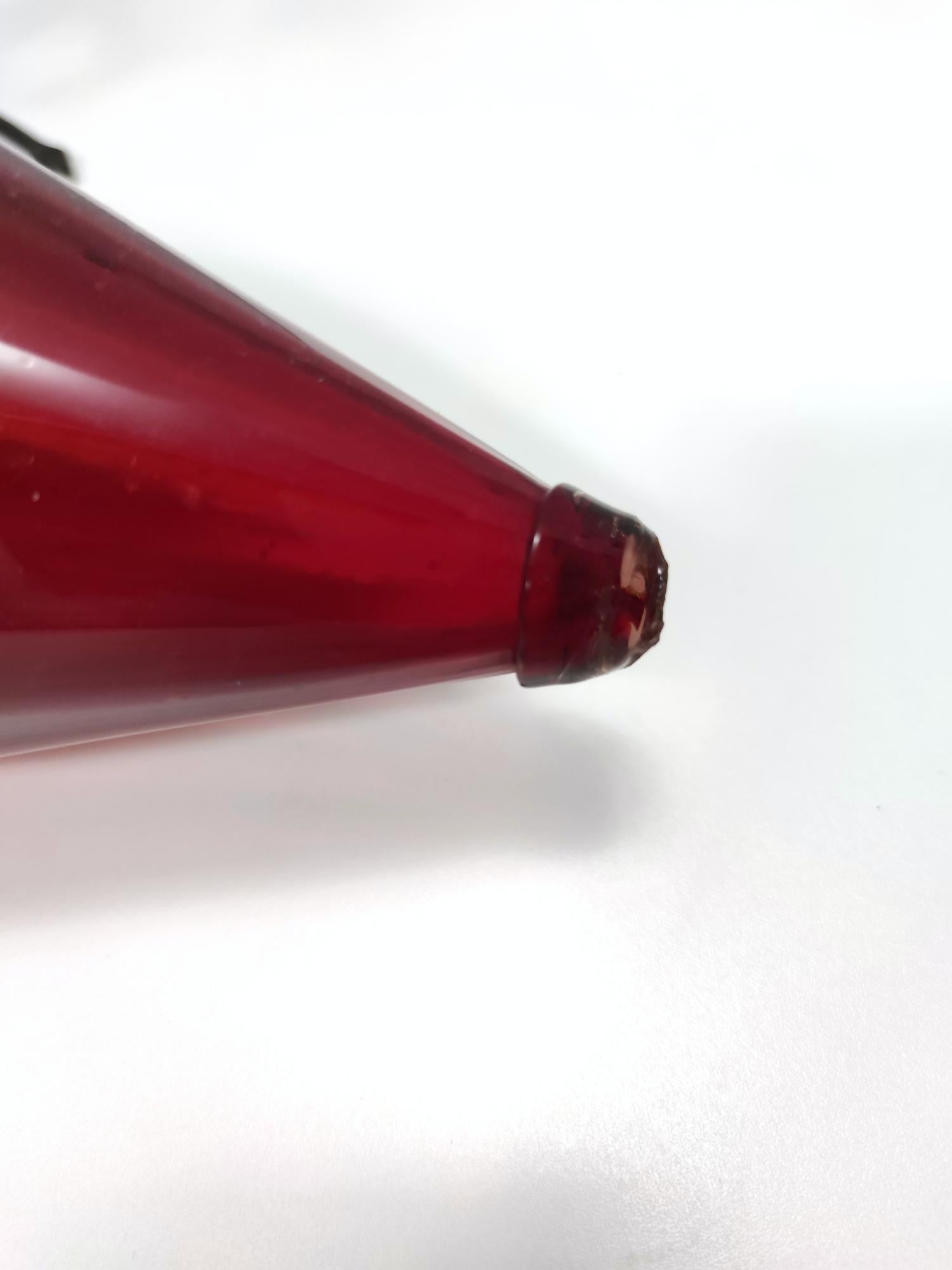 Jarrón de cristal de Murano rojo rubí con vides de hierro atribuible a Umberto Bellotto en venta 2