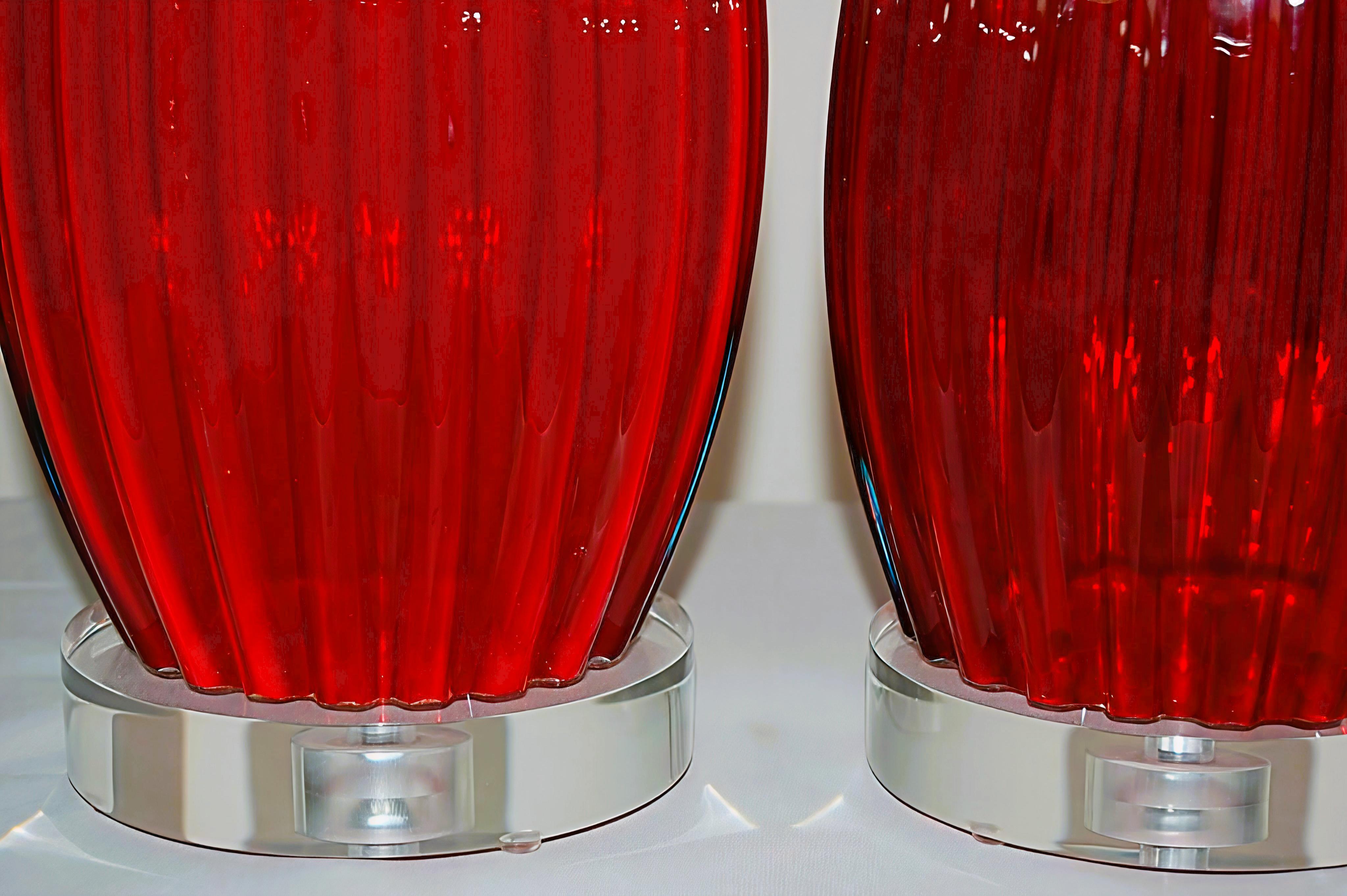 Italiano Lampade di Murano rosso rubino su lucite in vendita