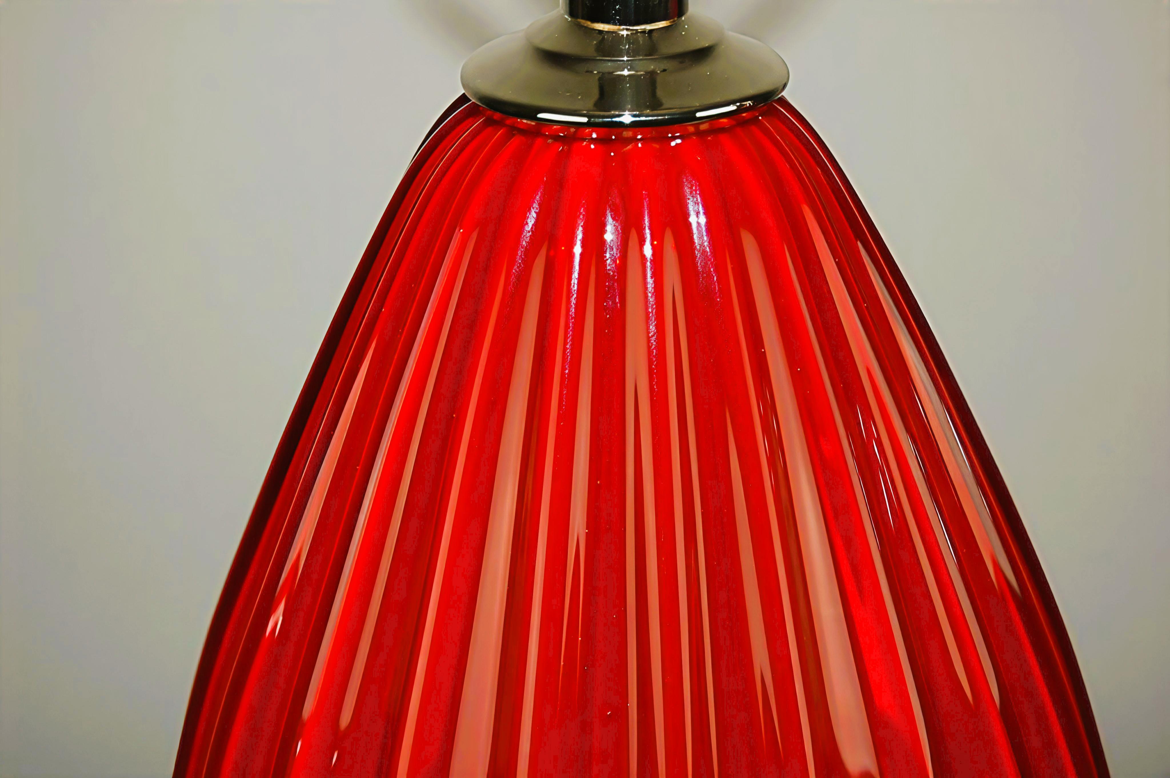 Lampade di Murano rosso rubino su lucite In condizioni buone in vendita a Smyrna, GA