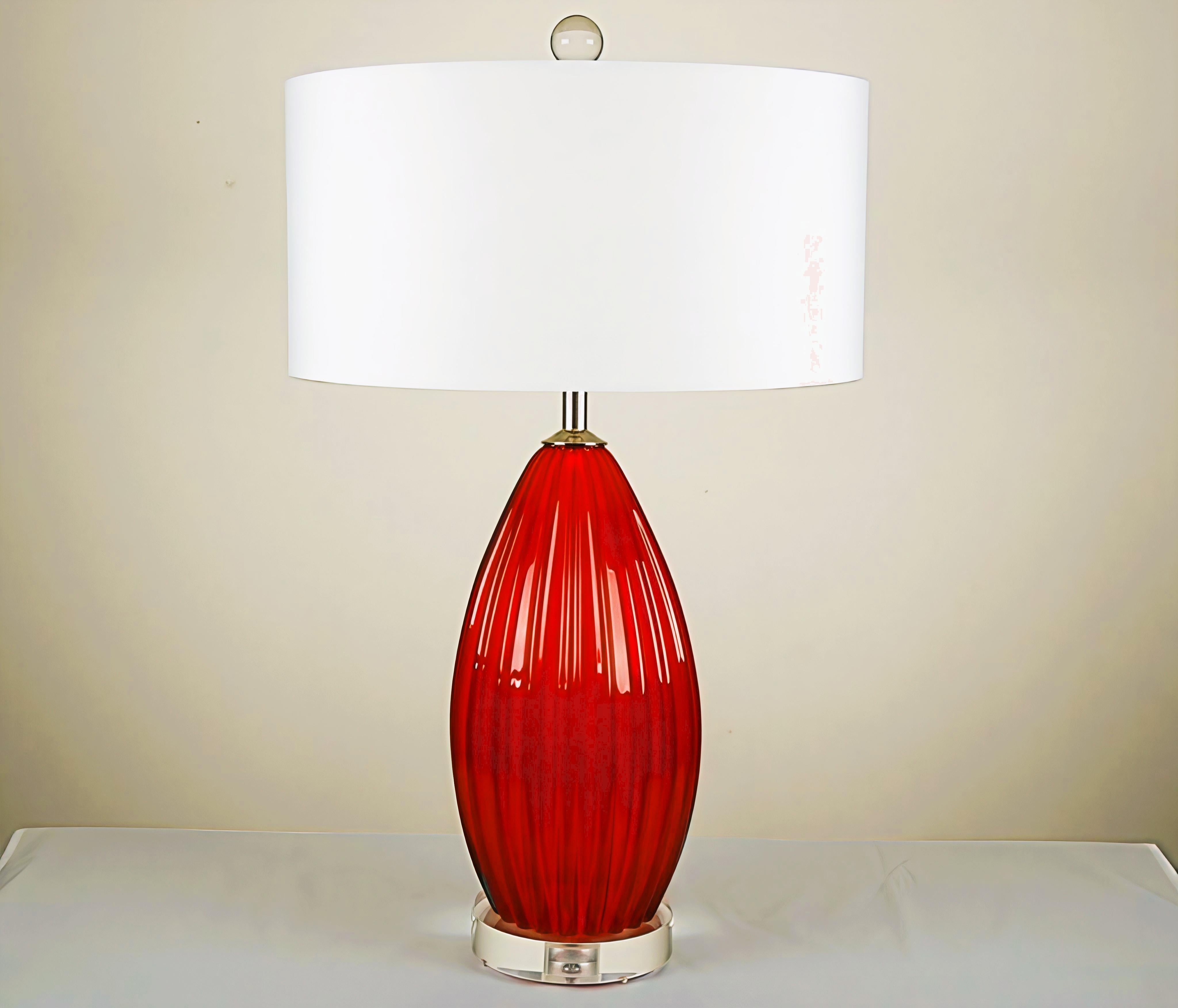 Vetro soffiato Lampade di Murano rosso rubino su lucite in vendita