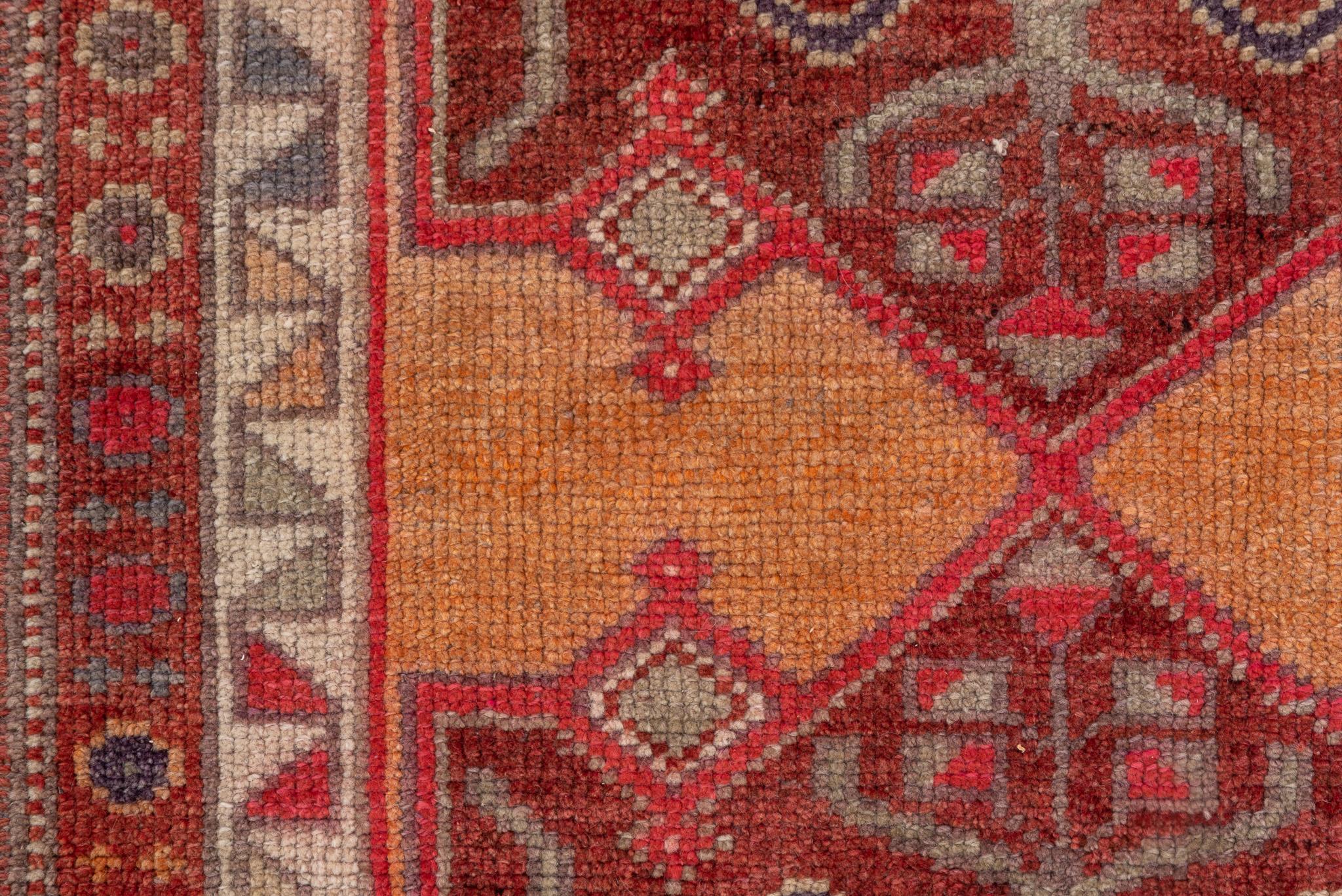 XX secolo Runner Oushak rosso rubino in vendita