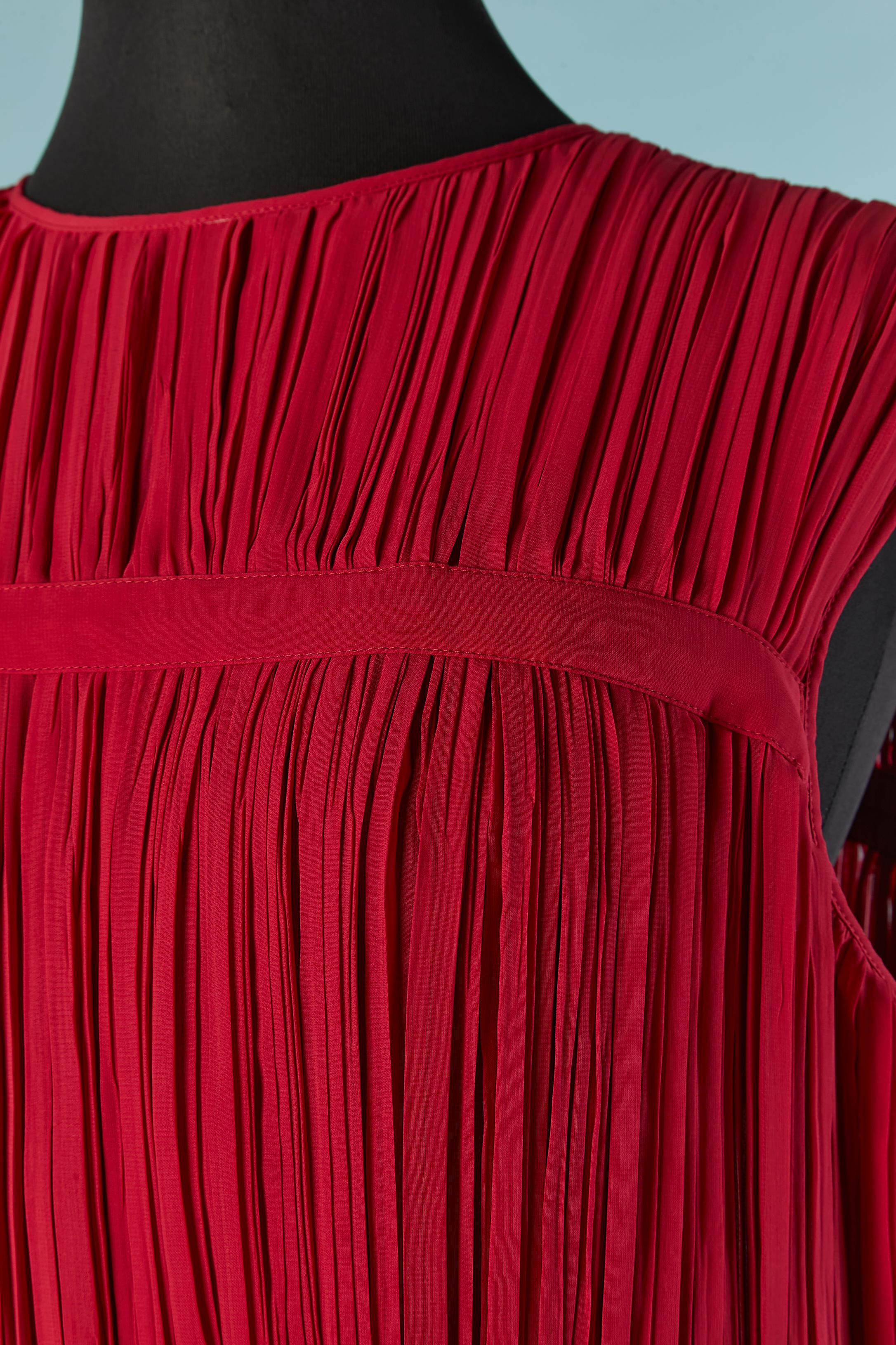 Top e gonna a pieghe rosso rubino. Composizione del tessuto: 100% poliestere. Chiusura con fiocco a coulisse al centro della schiena. Nuovo con etichetta.
TAGLIA / 40 (Eu) M 
