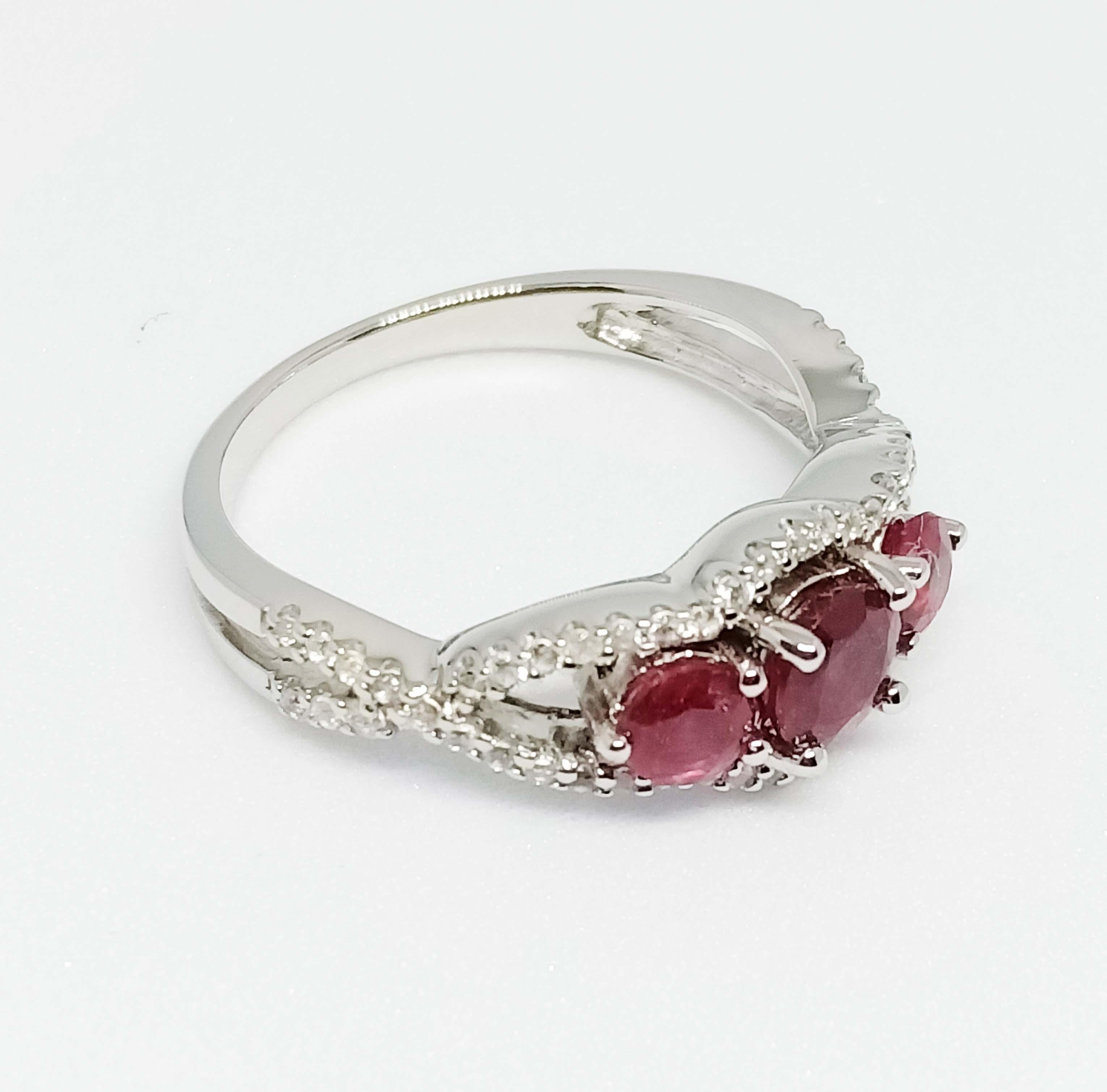 Women's Ruby ring 1.85 cts withs white zircon For Sale