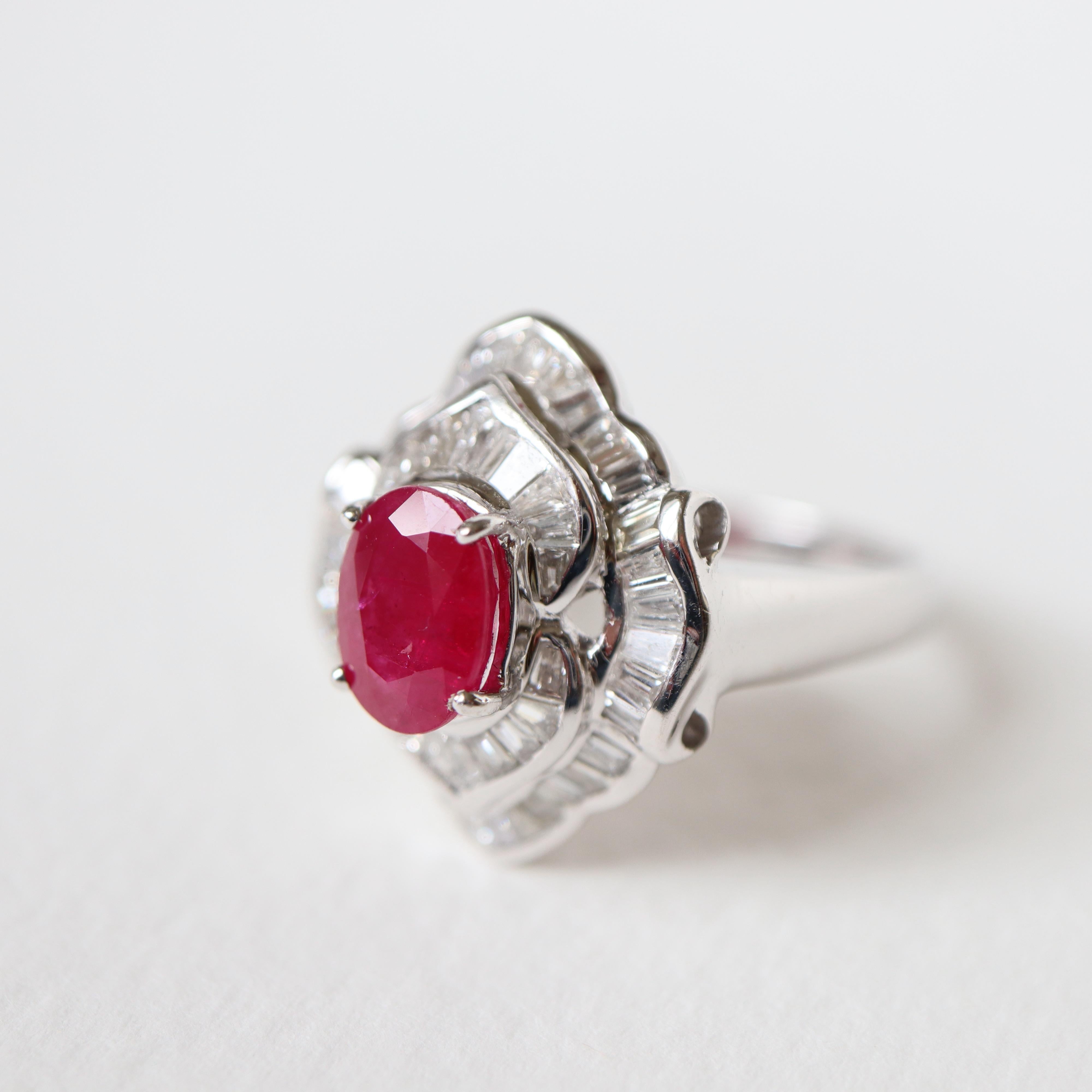 1.98 carat ruby ​​ring and diamonds in 18 carat white gold in a petticoat shape.
Ruby ring in 18K white gold and diamonds holding a 1.98 carat ruby ​​in its center surrounded by Baguette and Taper cut diamonds for a total weight of 1.28