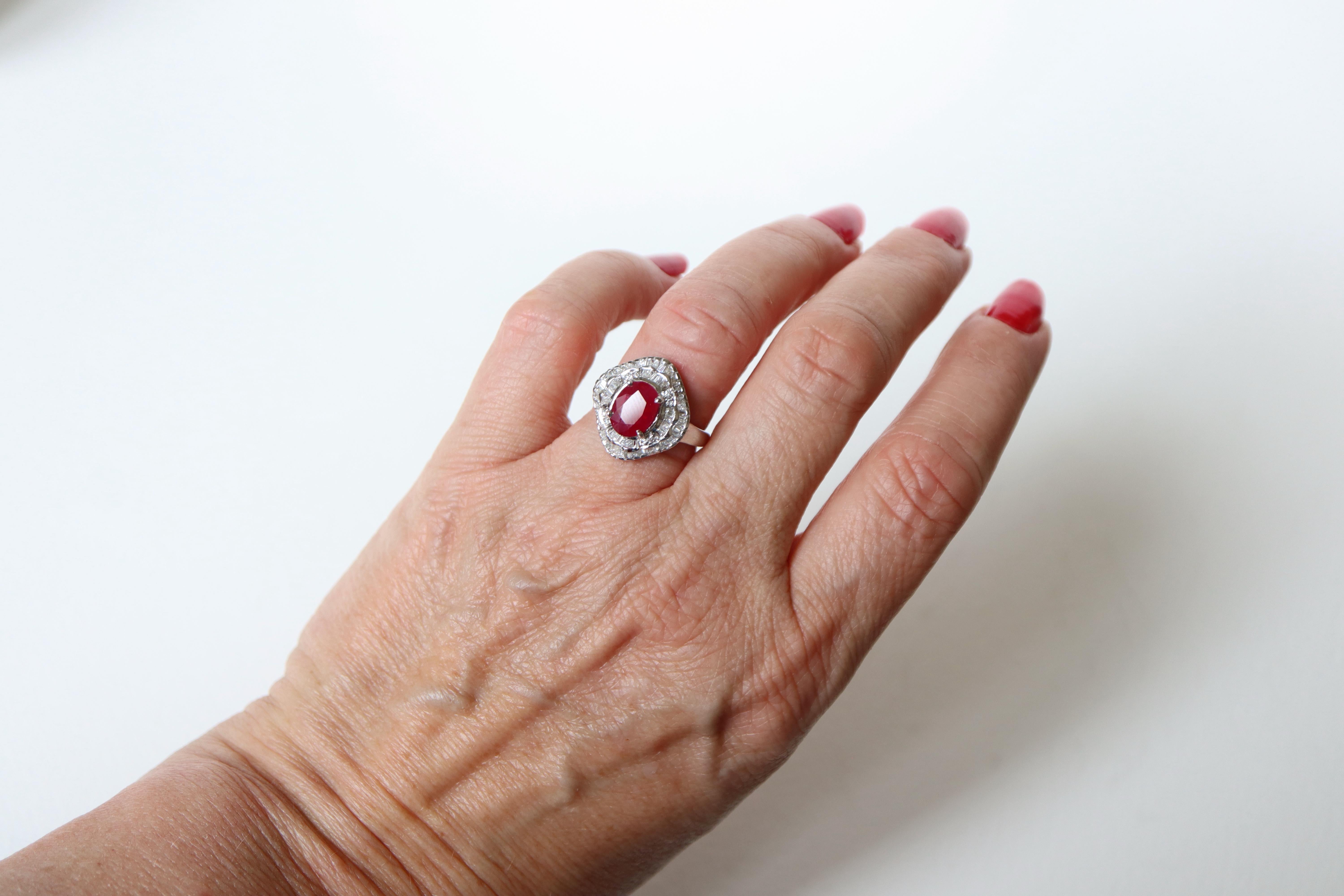 2.36 carat ruby ​​and diamond ring in 18 carat white gold in skirted shape.
18-carat white gold, ruby ​​and diamond ring holding a 2.36-carat ruby ​​in its center surrounded by Baguette, round and Taper-cut diamonds for a total weight of 0.70