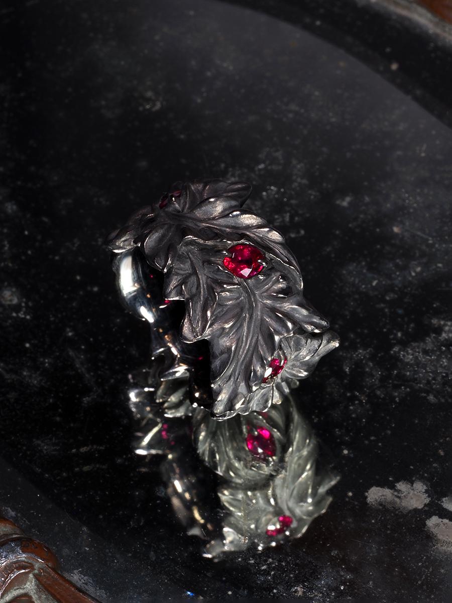 Ein magischer Ring aus der Ivy Collection - breiter Ring mit 6 natürlichen Rubinen im Ovalschliff
Rubin Herkunft - Birma 
Edelsteine Gesamtgewicht 2,1 Karat
Gewicht des Rings - 17 Gramm
Größe des Rings - 8 1/4 US, Durchmesser 18,25 mm, N 18,  Umfang