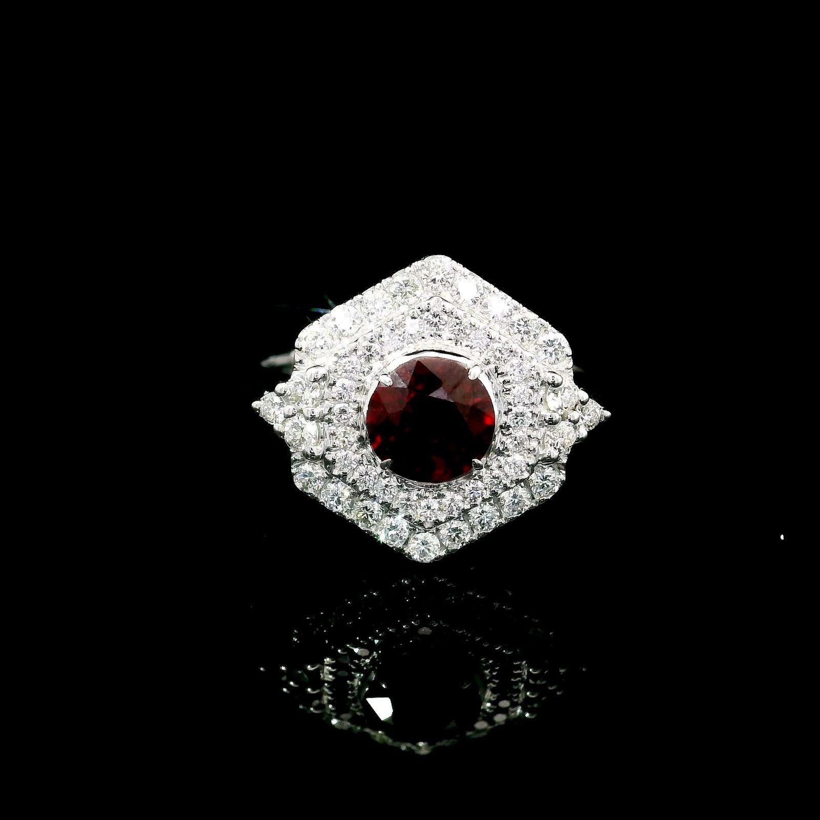 Anello con rubino in oro bianco 18kt e diamanti
  
  Colore e caratura dell'oro: Oro bianco 18kt
  Peso: 5.11 grammi
  
  Imposta con...
  Tipo di pietra: Rubino di Burma Calore
  Forma: Rotondo
  Carati: 0,90
  Colore: -
  Chiarezza: -
  
  Pietre