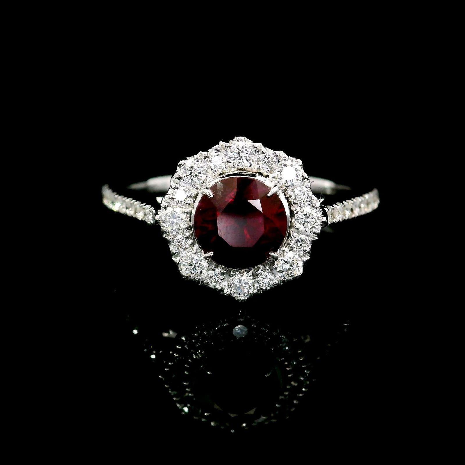 Anello con rubino in oro bianco 18kt e diamanti
  
  Colore e caratura dell'oro: Oro bianco 18kt
  Peso: 3.75 grammi
  
  Imposta con...
  Tipo di pietra: Rubino di Burma Calore
  Forma: Rotondo
  Carati: 0,90
  Colore: -
  Chiarezza: -
  
  Pietre