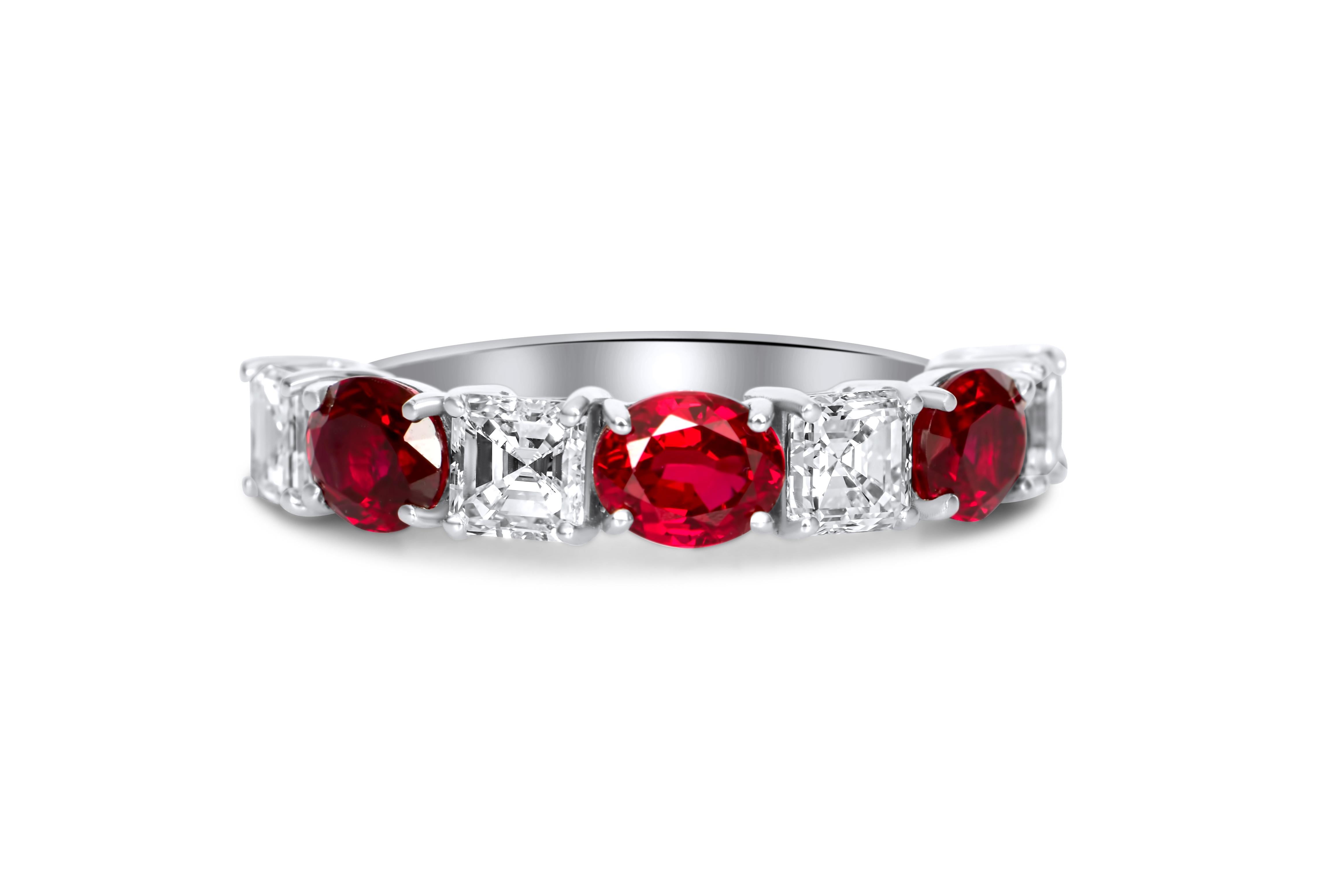 Anello con rubino in oro bianco 18kt e diamanti
  
  Colore e caratura dell'oro: Oro bianco 18kt
  Peso: 4,275 grammi
  
  Imposta con...
  Tipo di pietra: Rubino
  Forma: Ovale
  Carati: 1,08 (3 pezzi)
  Colore: 
  Chiarezza: -
  
  Pietre