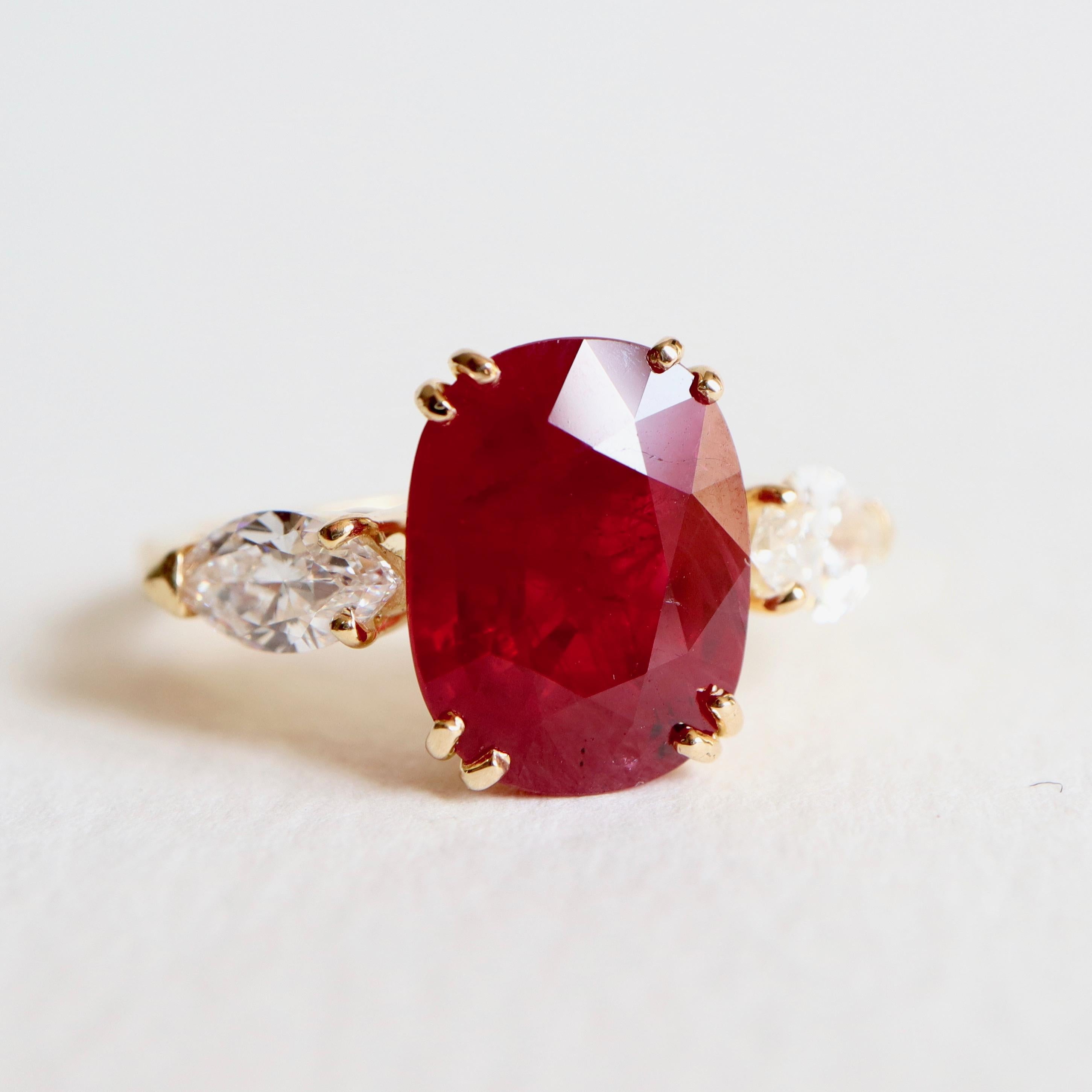 Taille ovale Bague en or jaune 18 carats, diamants et rubis 5,01 carats en vente