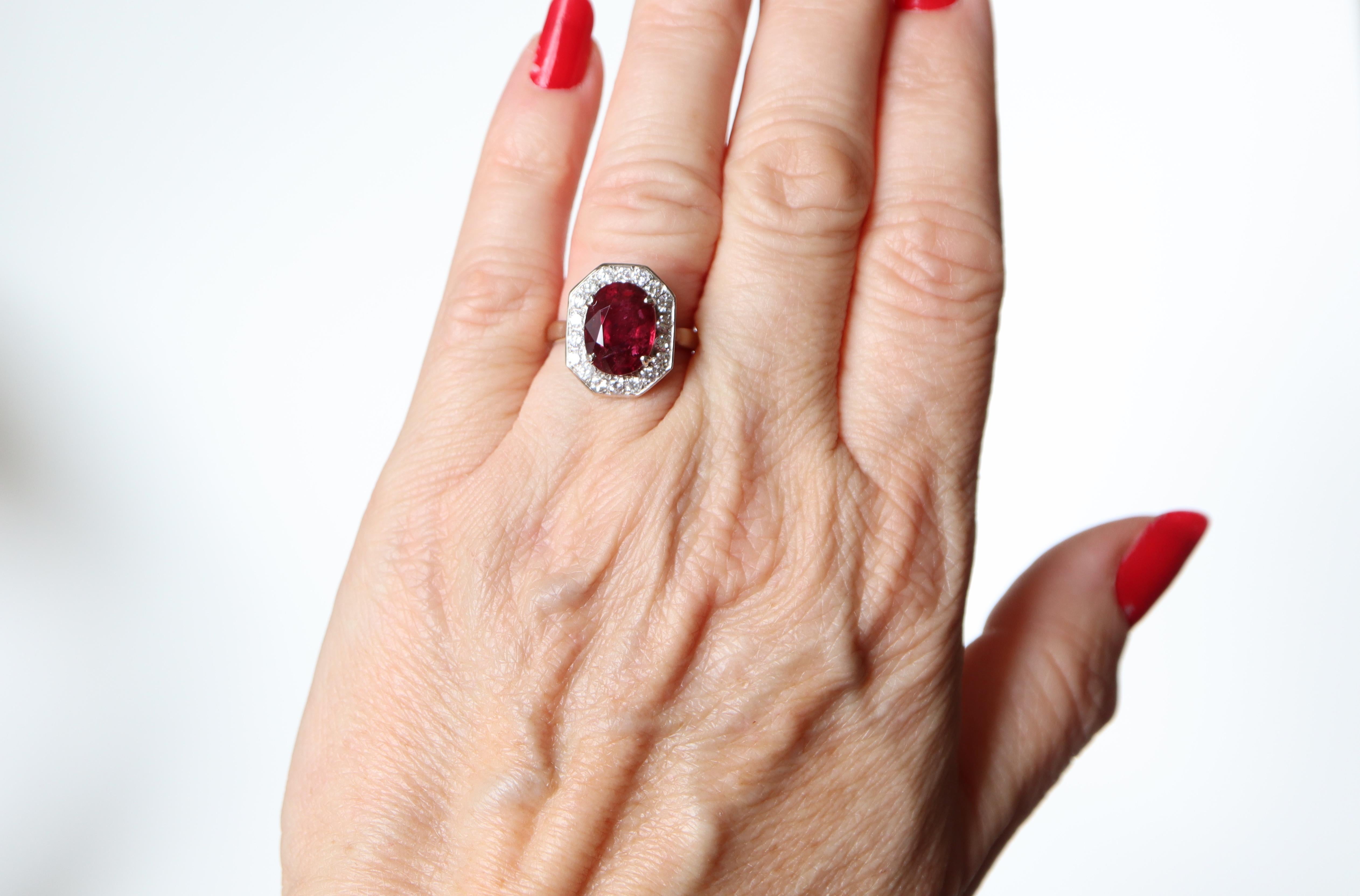 Bague en or blanc 18 carats, diamants et rubis 5,02 carats en vente 5