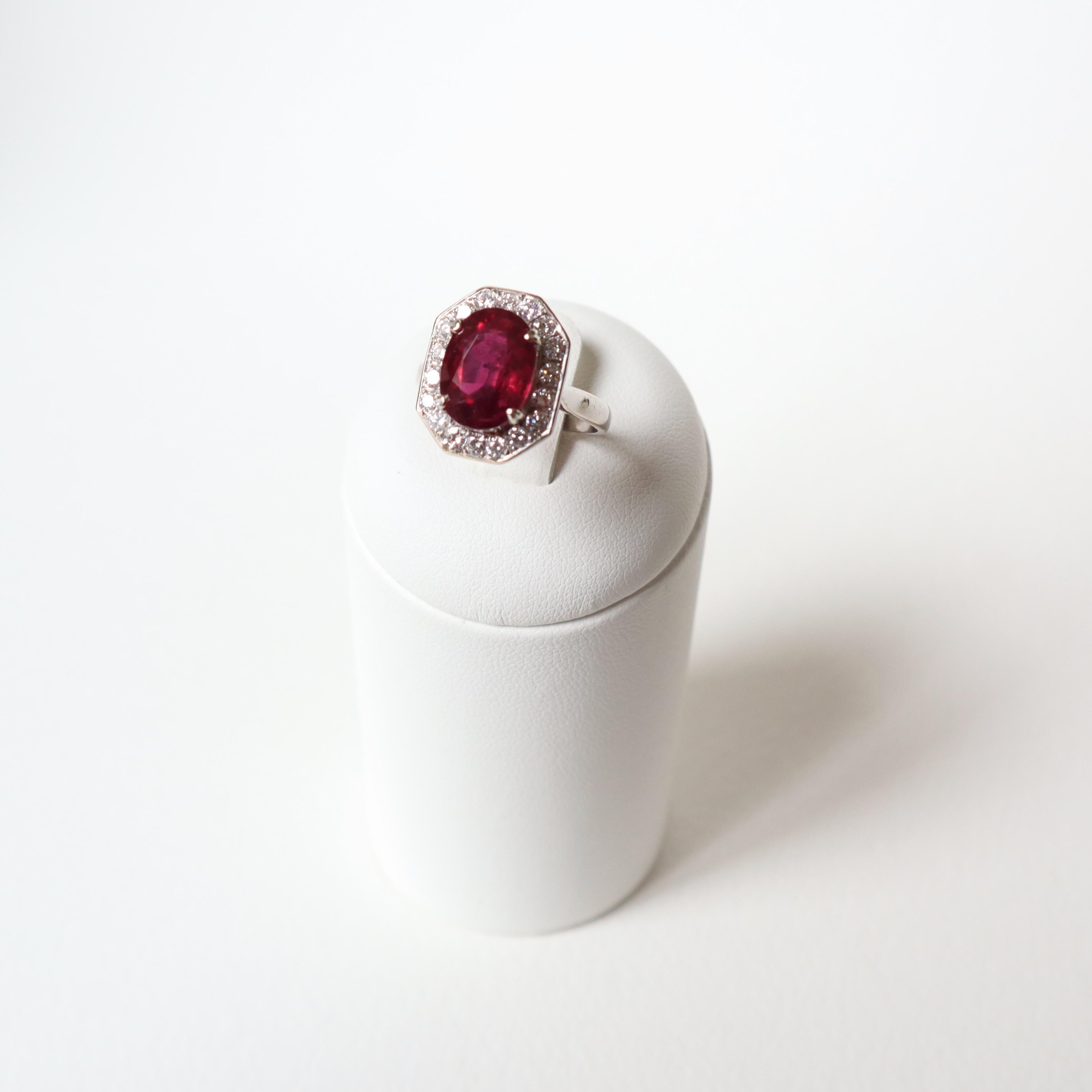 Bague en rubis de 5,02 carats en or blanc 18k et diamants. Corbeille de forme octogonale contenant en son centre un grand rubis de 5,02 carats entouré de 18 diamants pour un poids total de 0,57 carats.
Certificat GEMPARIS n°5 : Imprégnation du