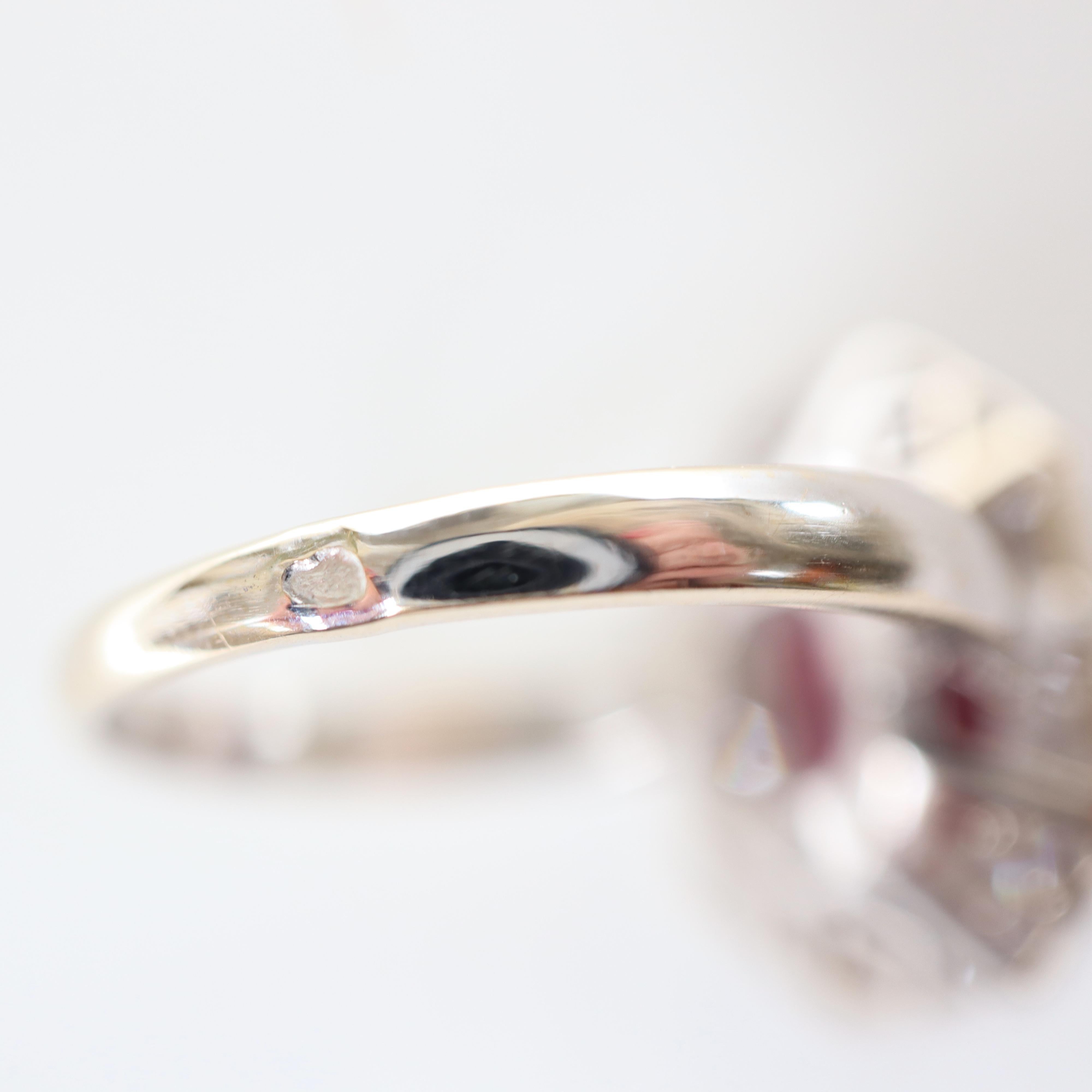 Bague en or blanc 18 carats, diamants et rubis 5,02 carats Bon état - En vente à Paris, FR