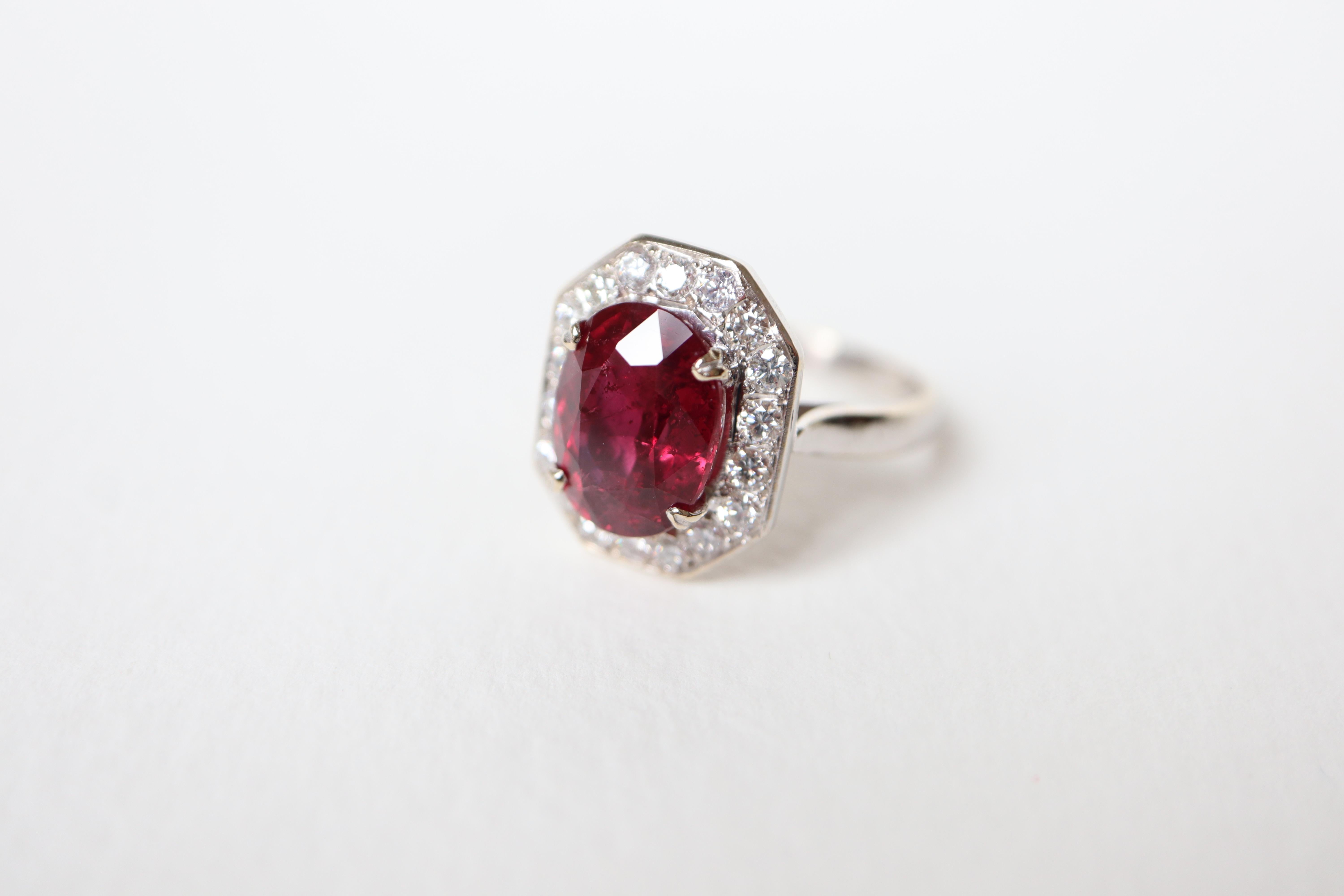 Bague en or blanc 18 carats, diamants et rubis 5,02 carats en vente 2