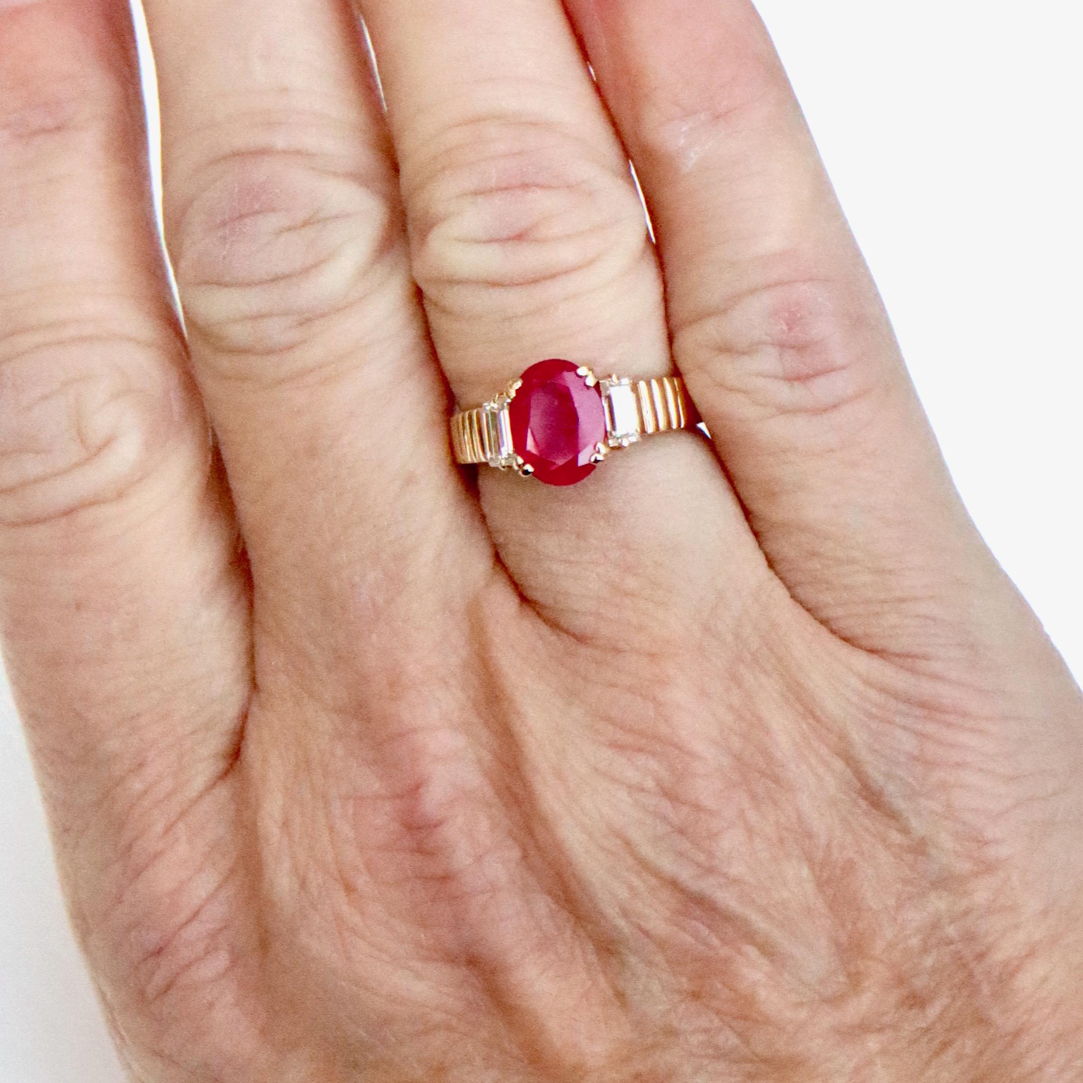 Ruby Ring Ruby 2.3 Carat in 18 Carat Yellow Gold Baguette Diamonds Vintage For Sale 5