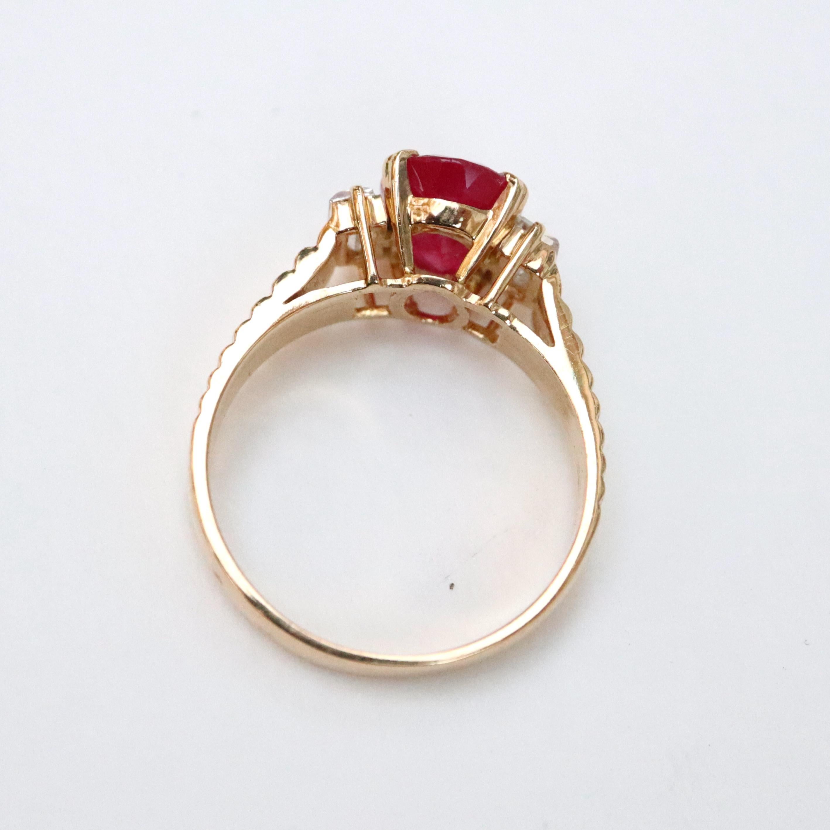 Ruby Ring Ruby 2.3 Carat in 18 Carat Yellow Gold Baguette Diamonds Vintage In Good Condition For Sale In Paris, FR