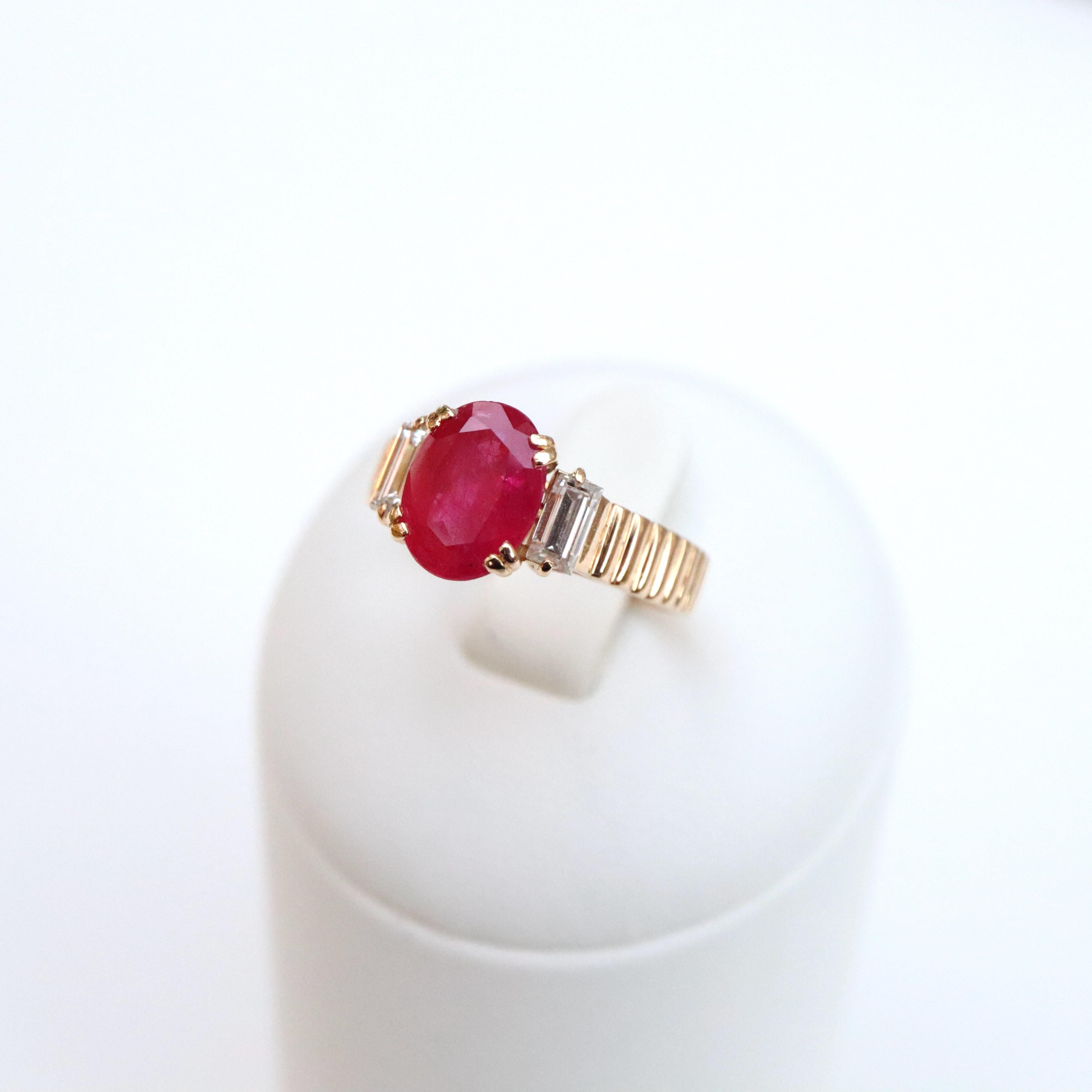 Anillo de rubí Rubí de 2,3 quilates en oro amarillo de 18 quilates Baguette Diamantes Vintage en venta 2