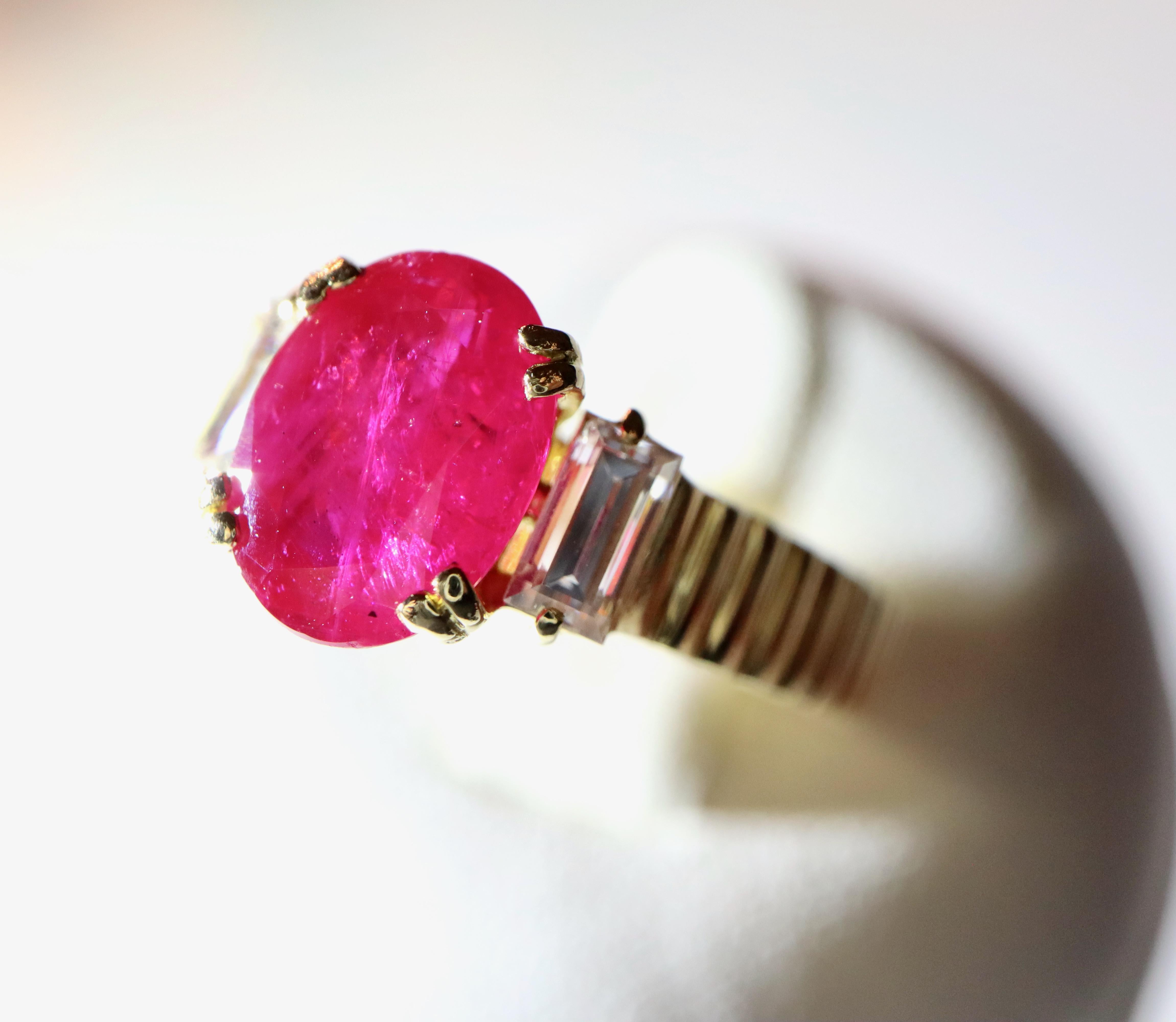 Anillo de rubí Rubí de 2,3 quilates en oro amarillo de 18 quilates Baguette Diamantes Vintage en venta 4