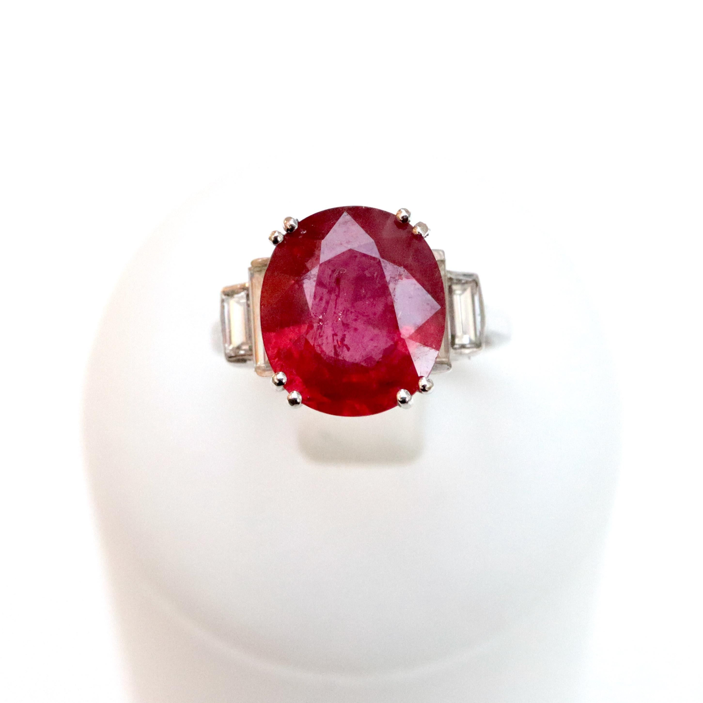Ring 6.4 carat ruby in 18 carat white gold with diamonds
18-carat white gold ring set in its center with a large claw-set ruby ​​weighing 6.4 carats, flanked on either side by two baguette-cut diamonds for a total weight of 0.66 carat.
Total diamond