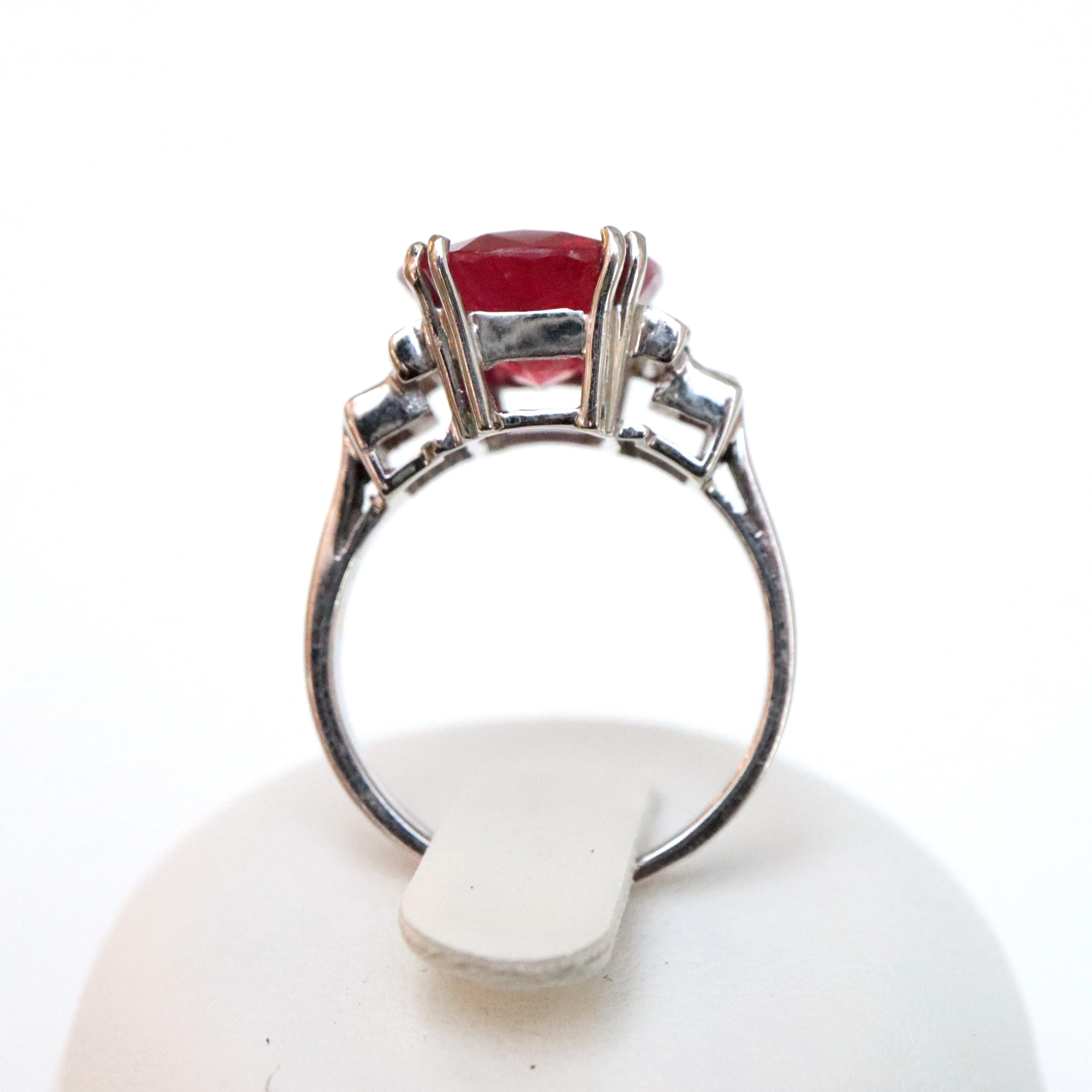 Ruby Ring Ruby 6.4 Carat in 18 Carat White Gold and Diamonds In Good Condition For Sale In Paris, FR