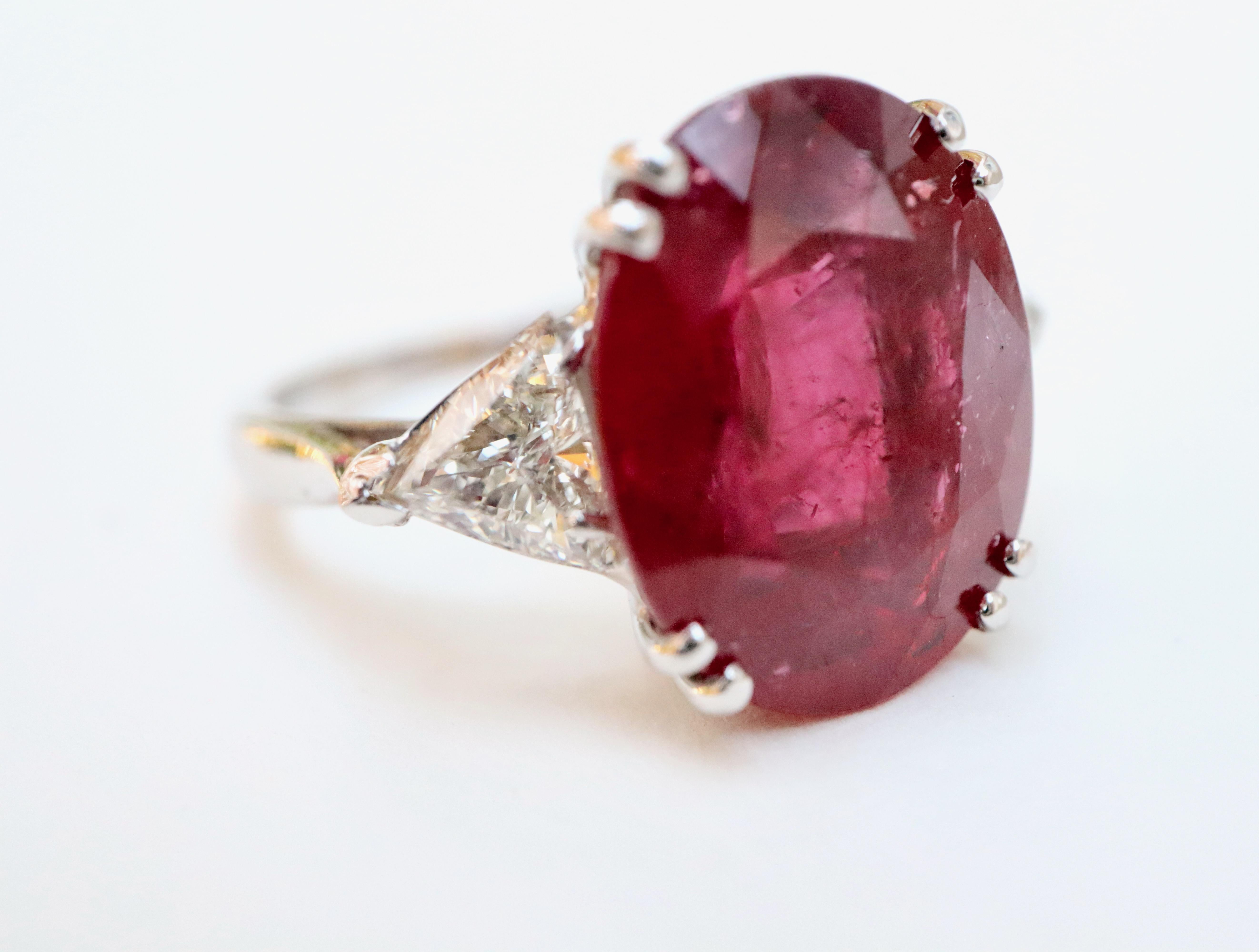 Ruby Ring Ruby 6.8 Carat in 18 Carat White Gold Triangle Diamonds For Sale 4