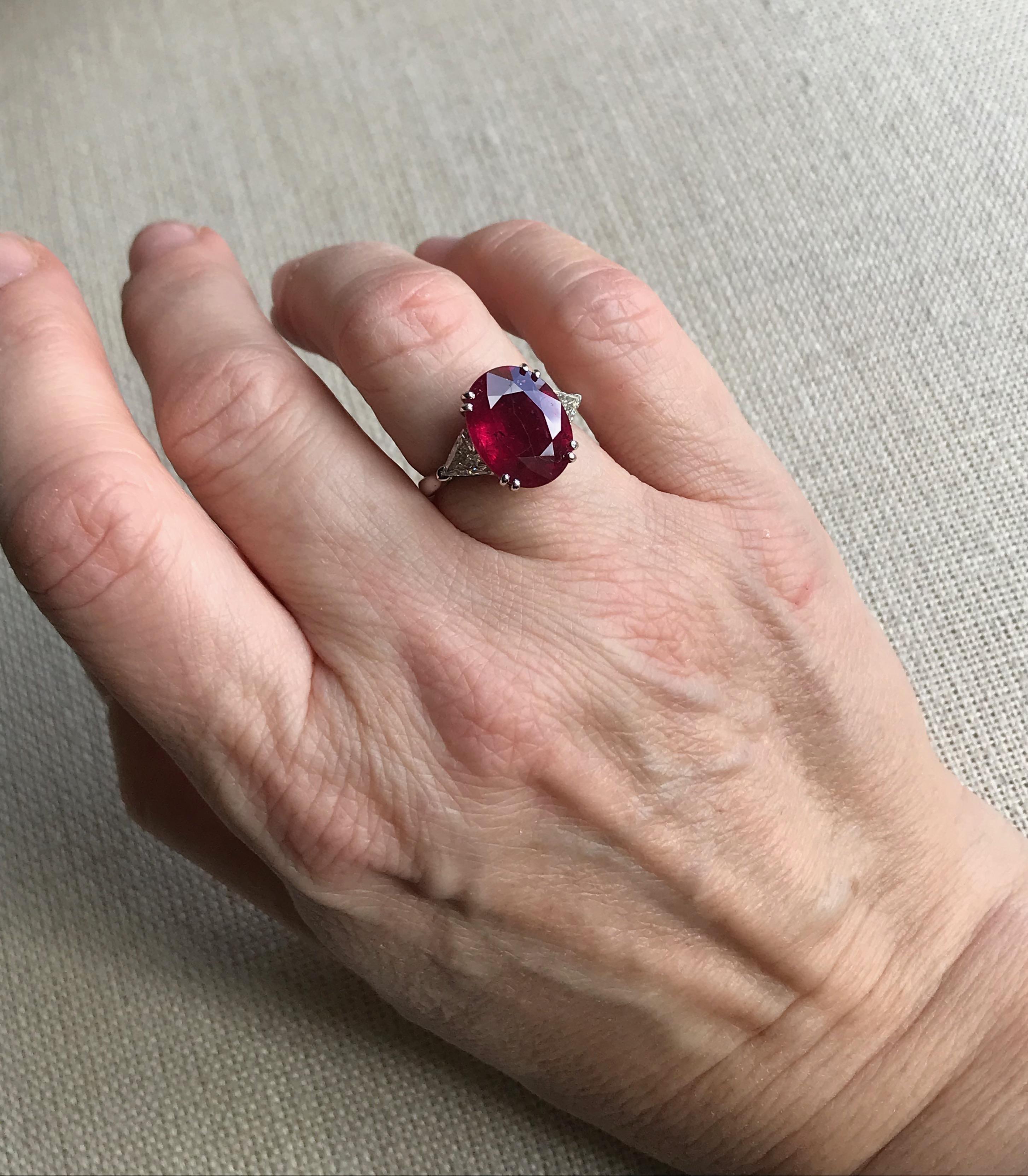 Anello con rubino e diamanti in oro bianco 18 carati
Anello in oro bianco 18 carati con un grande rubino composito di 6,80 carati incastonato con 4 doppie griffe sostenute su entrambi i lati da un diamante a forma di triangolo di 0,45 carati per un