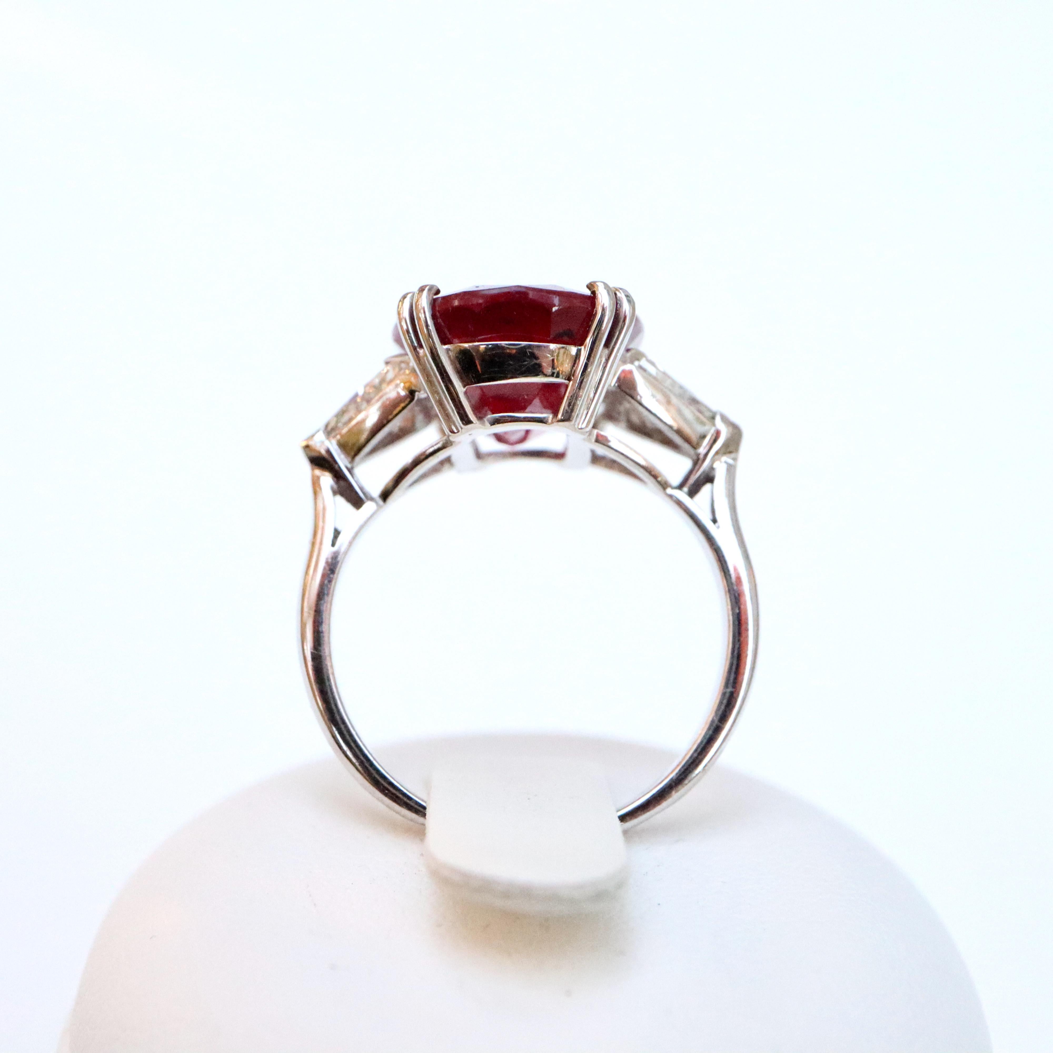 Ruby Ring Ruby 6.8 Carat in 18 Carat White Gold Triangle Diamonds In Good Condition For Sale In Paris, FR