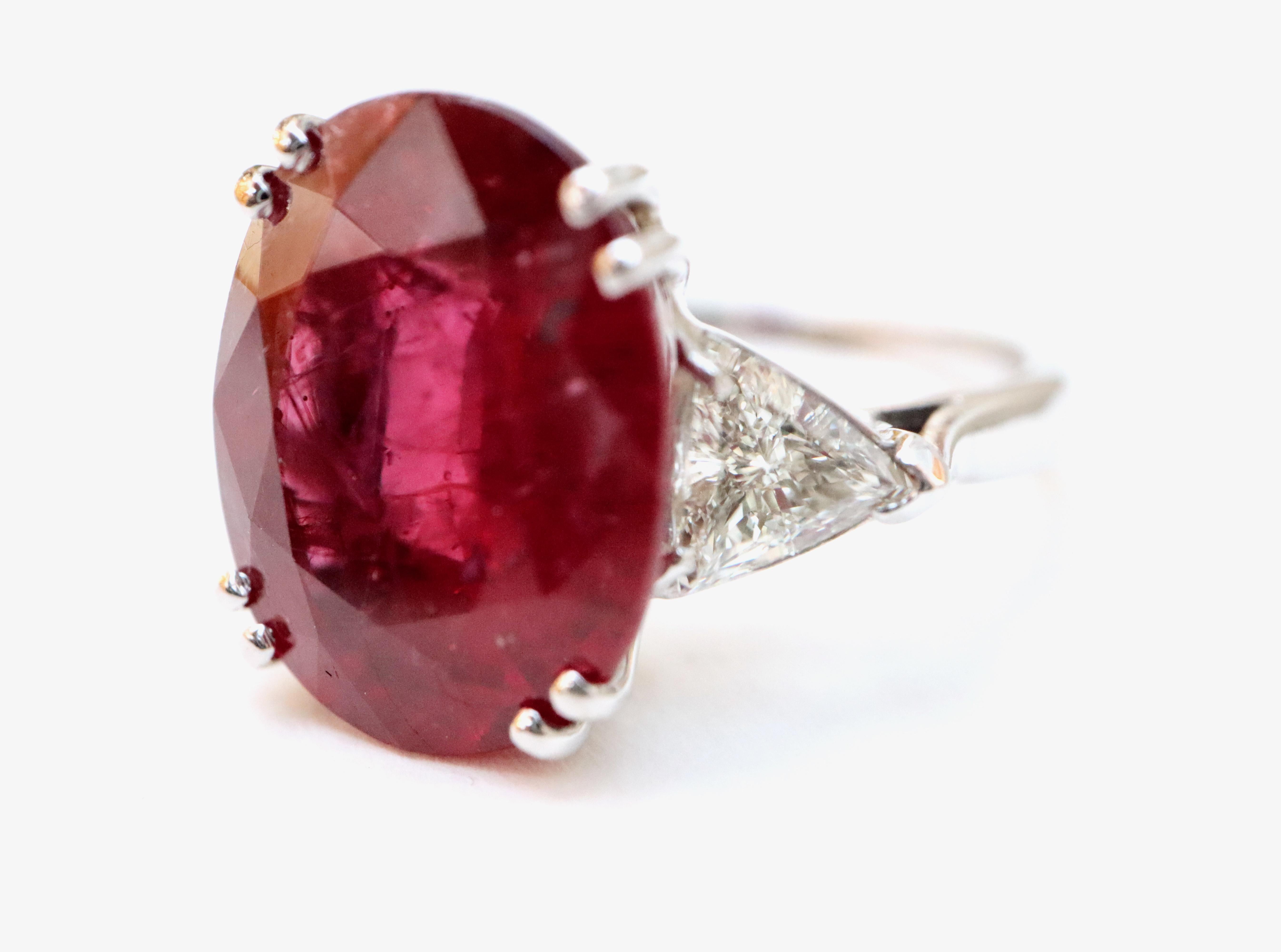 Ruby Ring Ruby 6.8 Carat in 18 Carat White Gold Triangle Diamonds For Sale 3