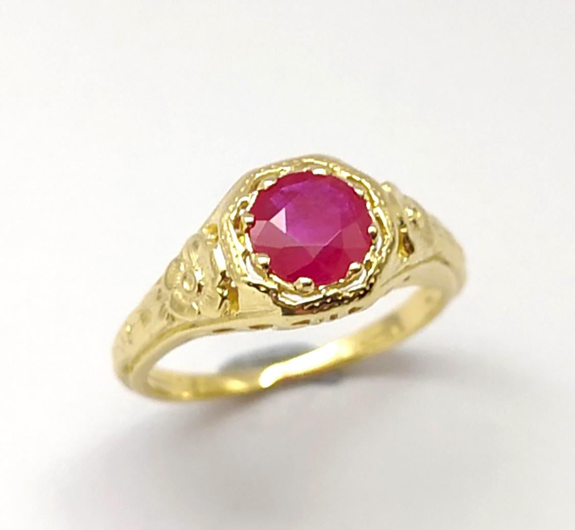 Anillo de rubí engastado en oro de 14 quilates en venta 4