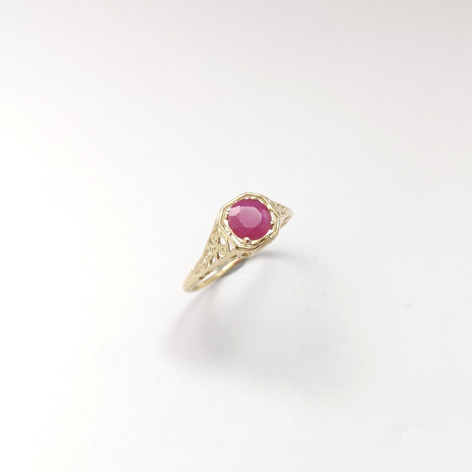 Anillo de rubí engastado en oro de 14 quilates en venta 8