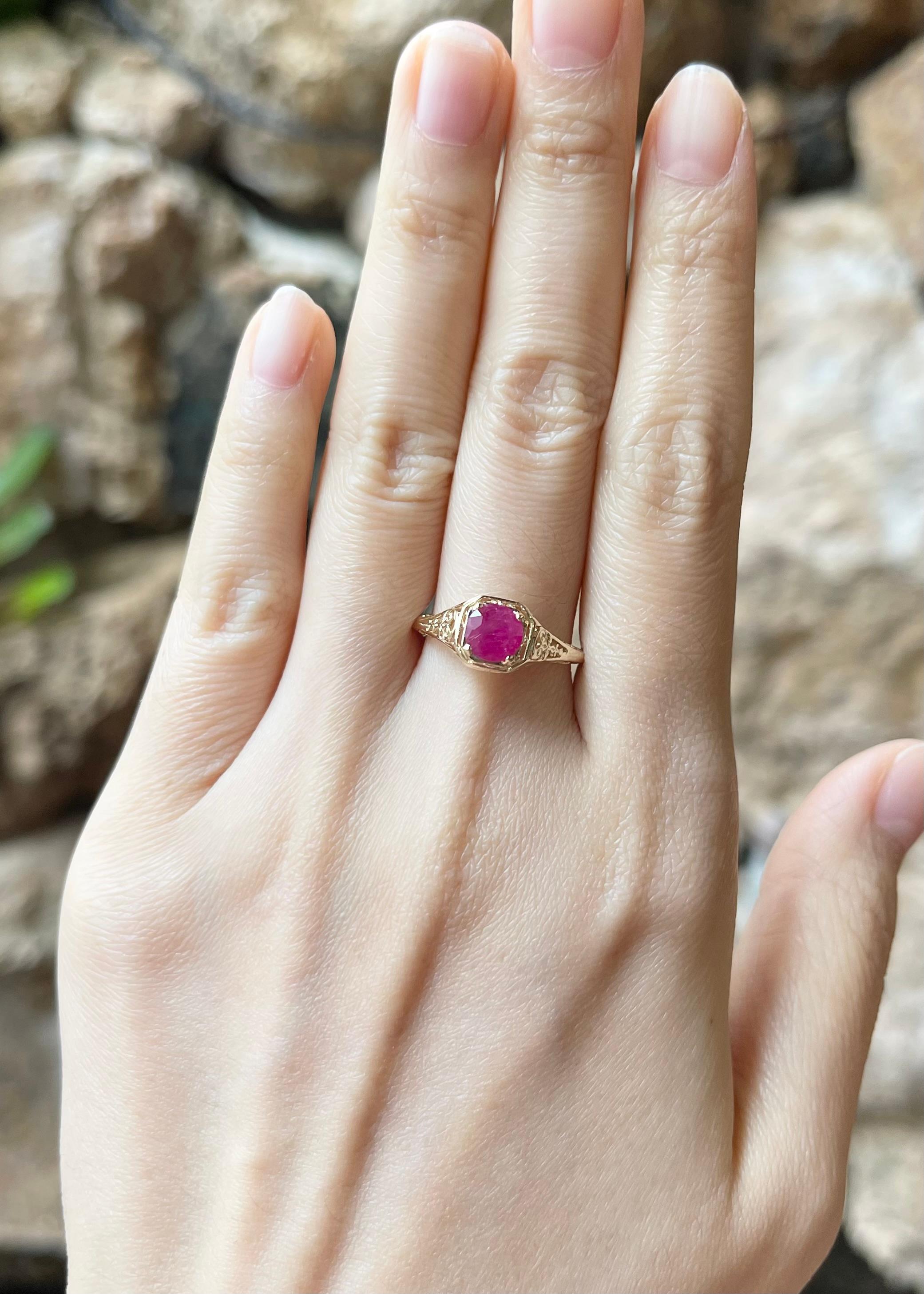 Anillo de rubí de 0,67 quilates engastado en oro de 14 quilates

Anchura:  0.8 cm 
Longitud: 0.8 cm
Tamaño del anillo: 56
Peso total: 1.81 gramos

