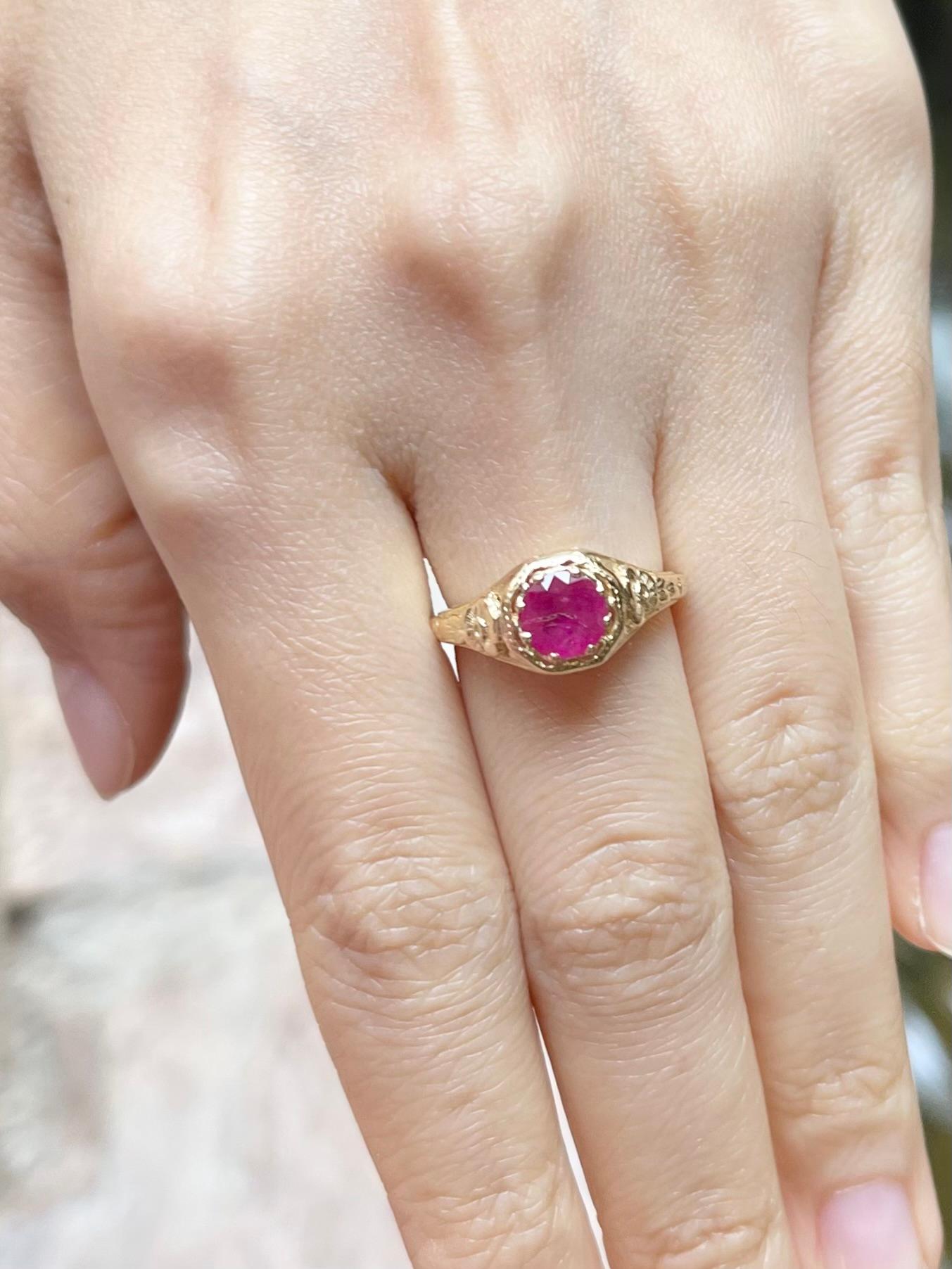 Anillo de rubí engastado en oro de 14 quilates Corte redondo en venta