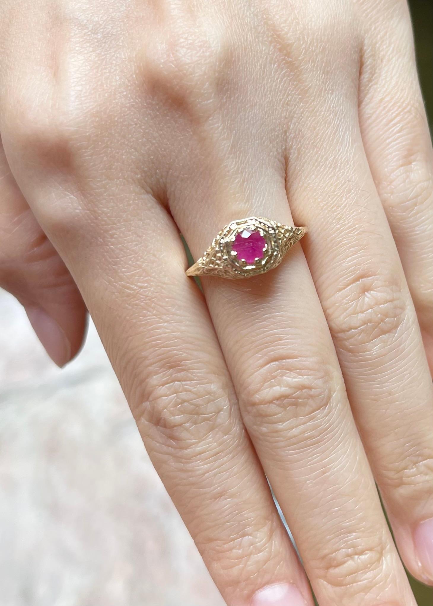 Taglio rotondo Anello con rubino incastonato in oro 14K in vendita