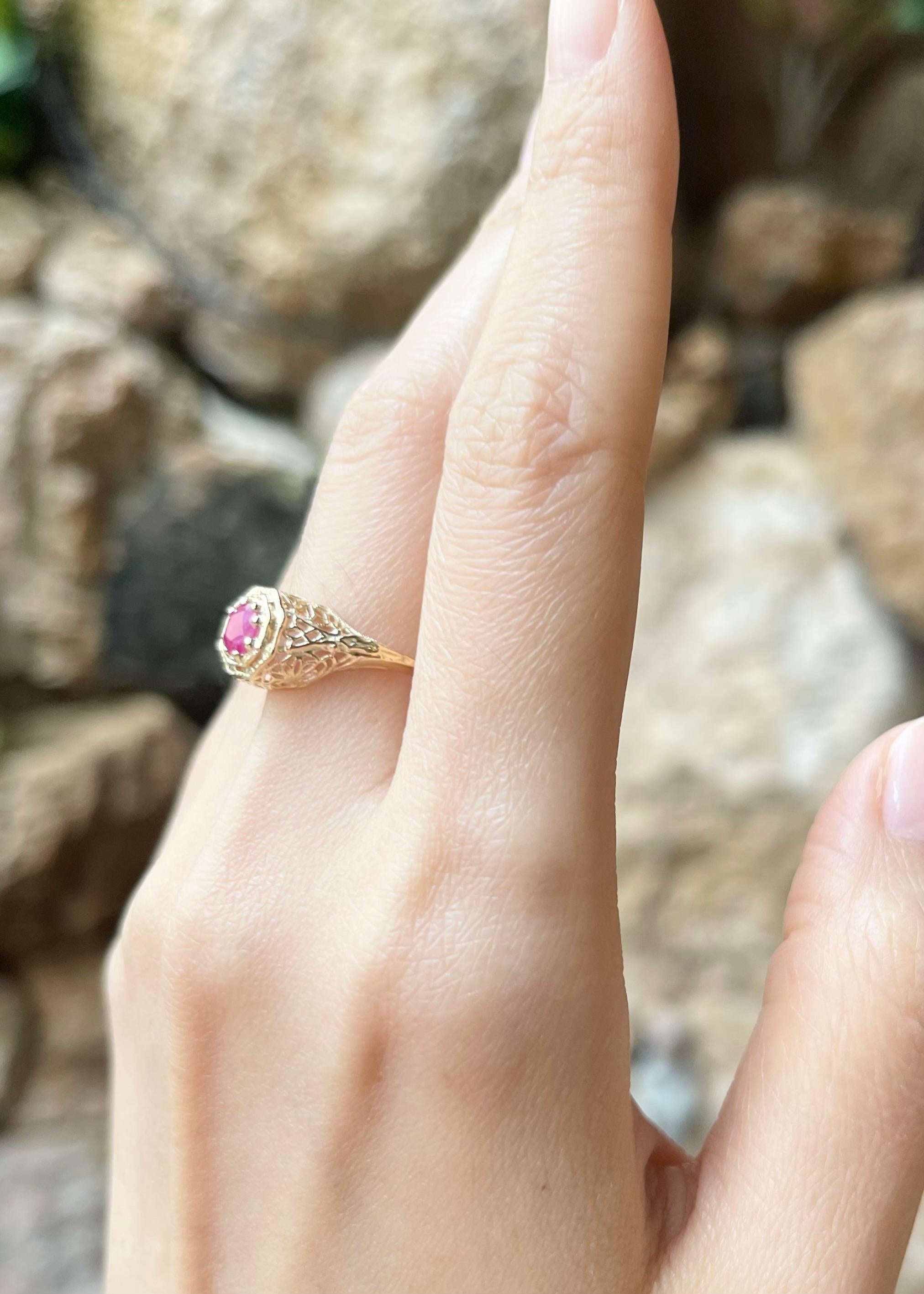 Anello con rubino incastonato in oro 14K In condizioni Nuovo in vendita a Bangkok, TH
