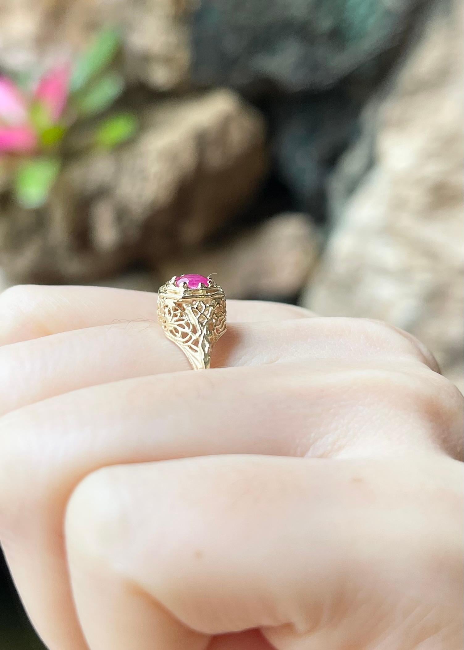 Anello con rubino incastonato in oro 14K in vendita 1