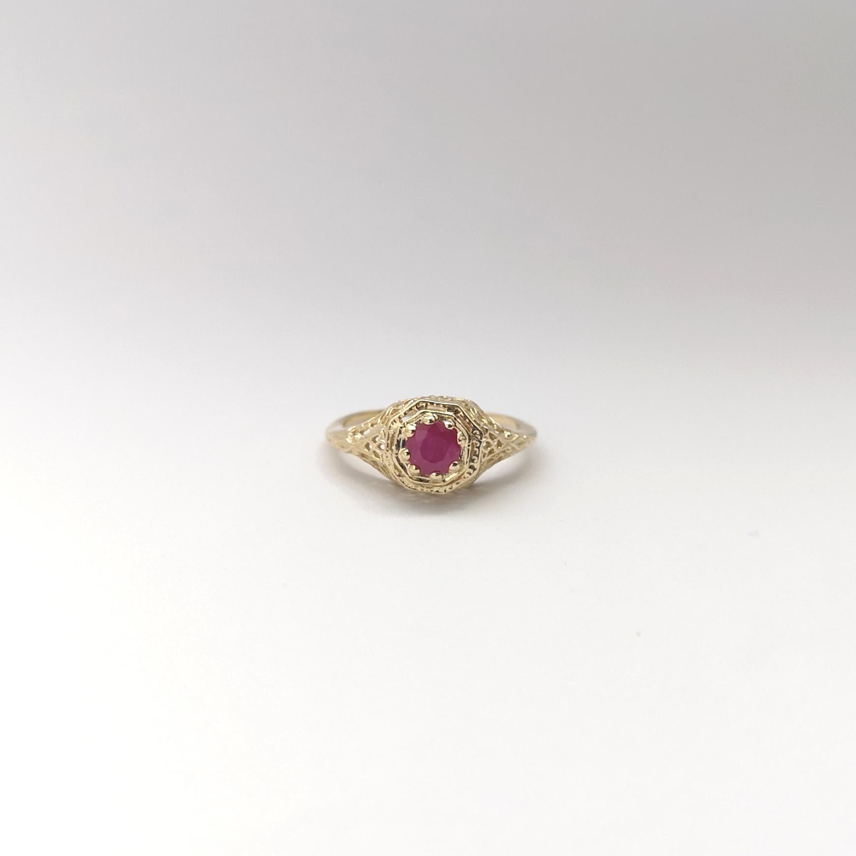 Anello con rubino incastonato in oro 14K in vendita 2