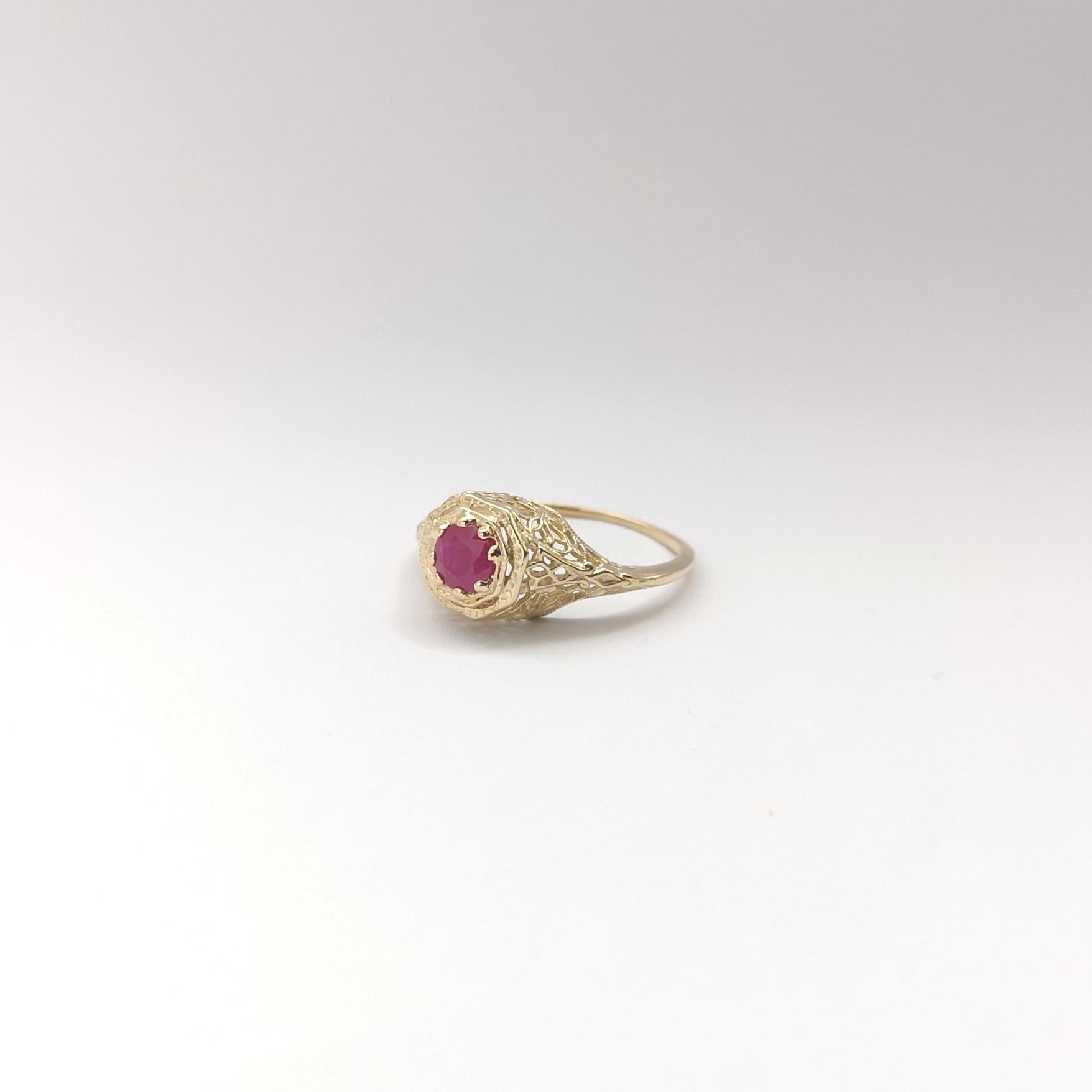 Anello con rubino incastonato in oro 14K in vendita 3