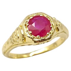 Anello con rubino incastonato in oro 14K