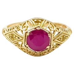 Anello con rubino incastonato in oro 14K