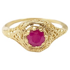 Anillo de rubí engastado en oro de 14 quilates