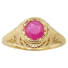 Anello con rubino incastonato in oro 14K