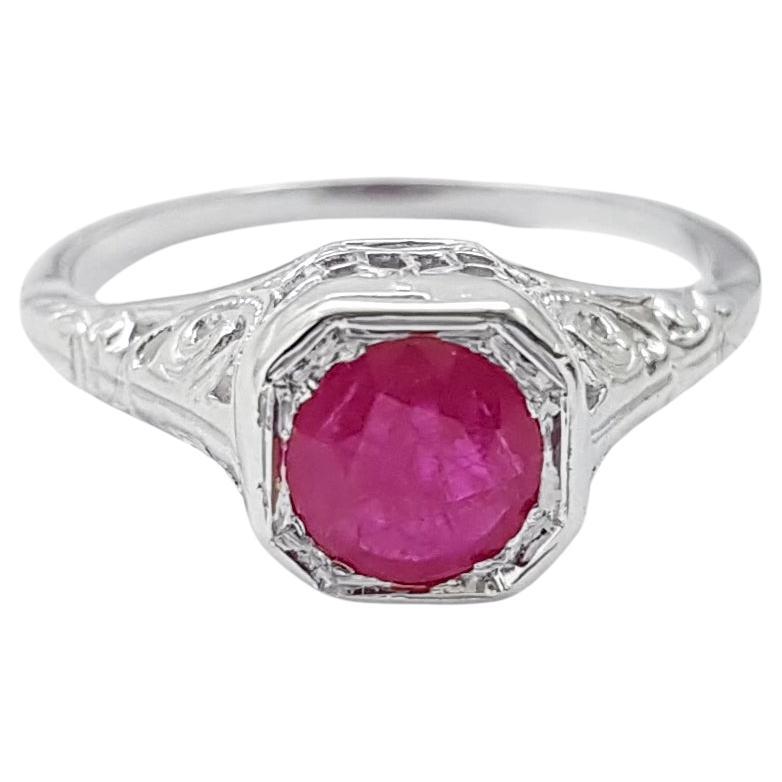 Anillo de rubí engastado en oro blanco de 14 quilates