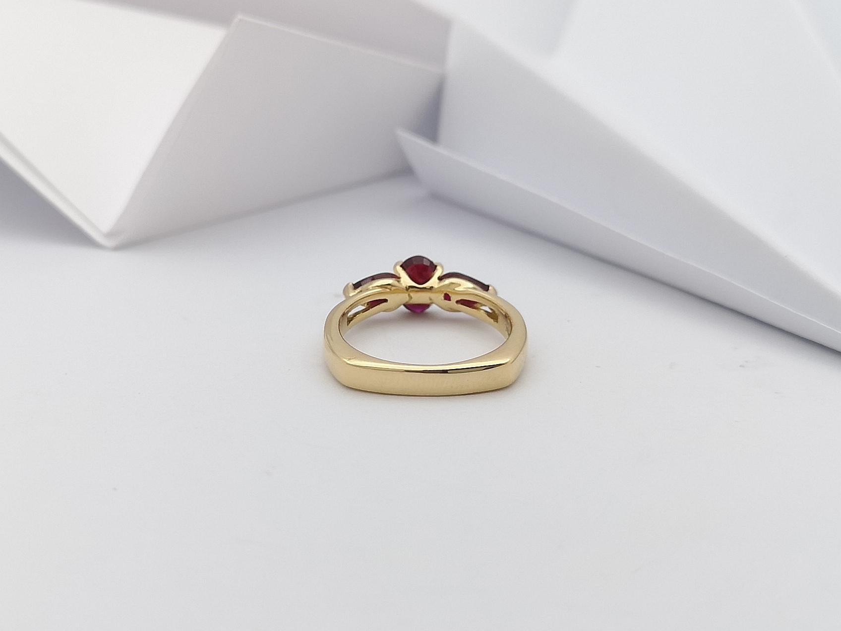 Bague en rubis sertie dans des réglages en or 18 carats en vente 4