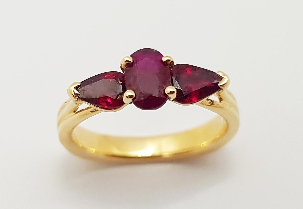 Bague en rubis sertie dans des réglages en or 18 carats en vente 5