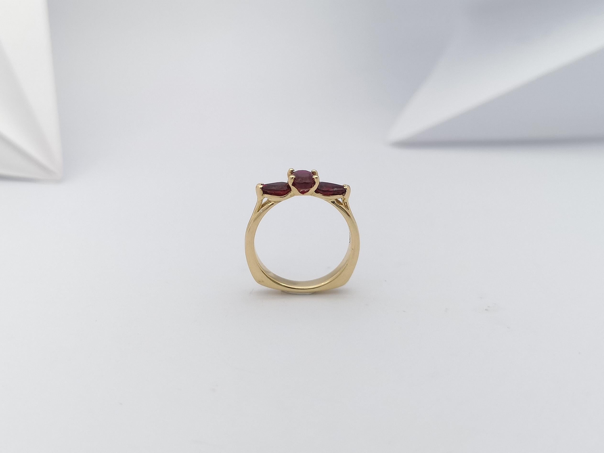 Bague en rubis sertie dans des réglages en or 18 carats en vente 6