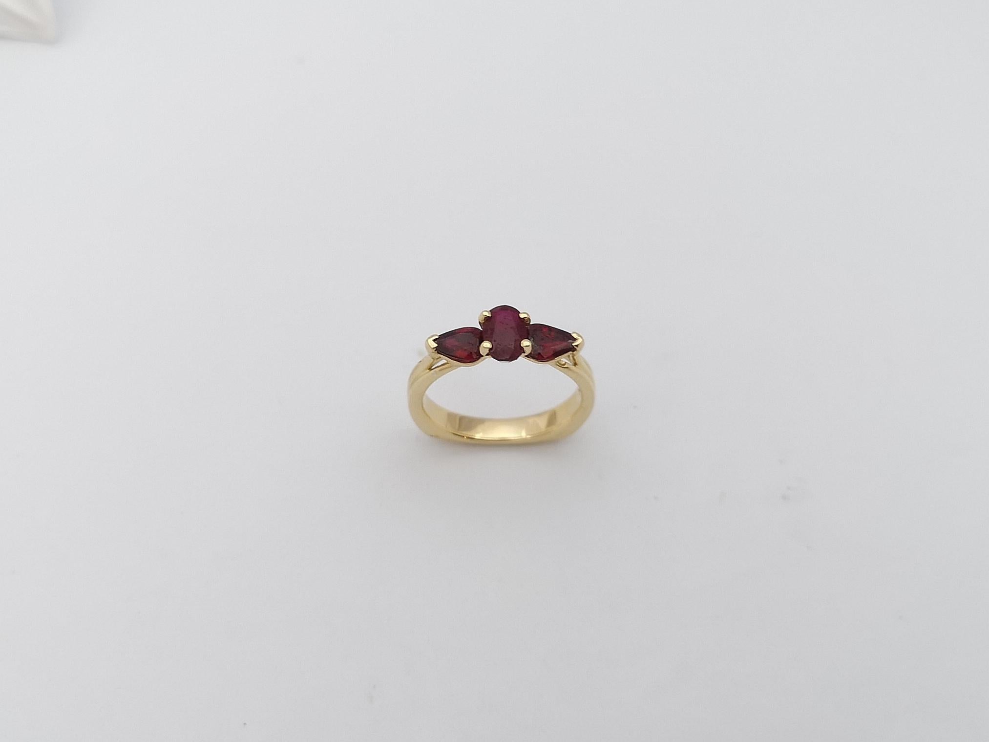 Bague en rubis sertie dans des réglages en or 18 carats en vente 7