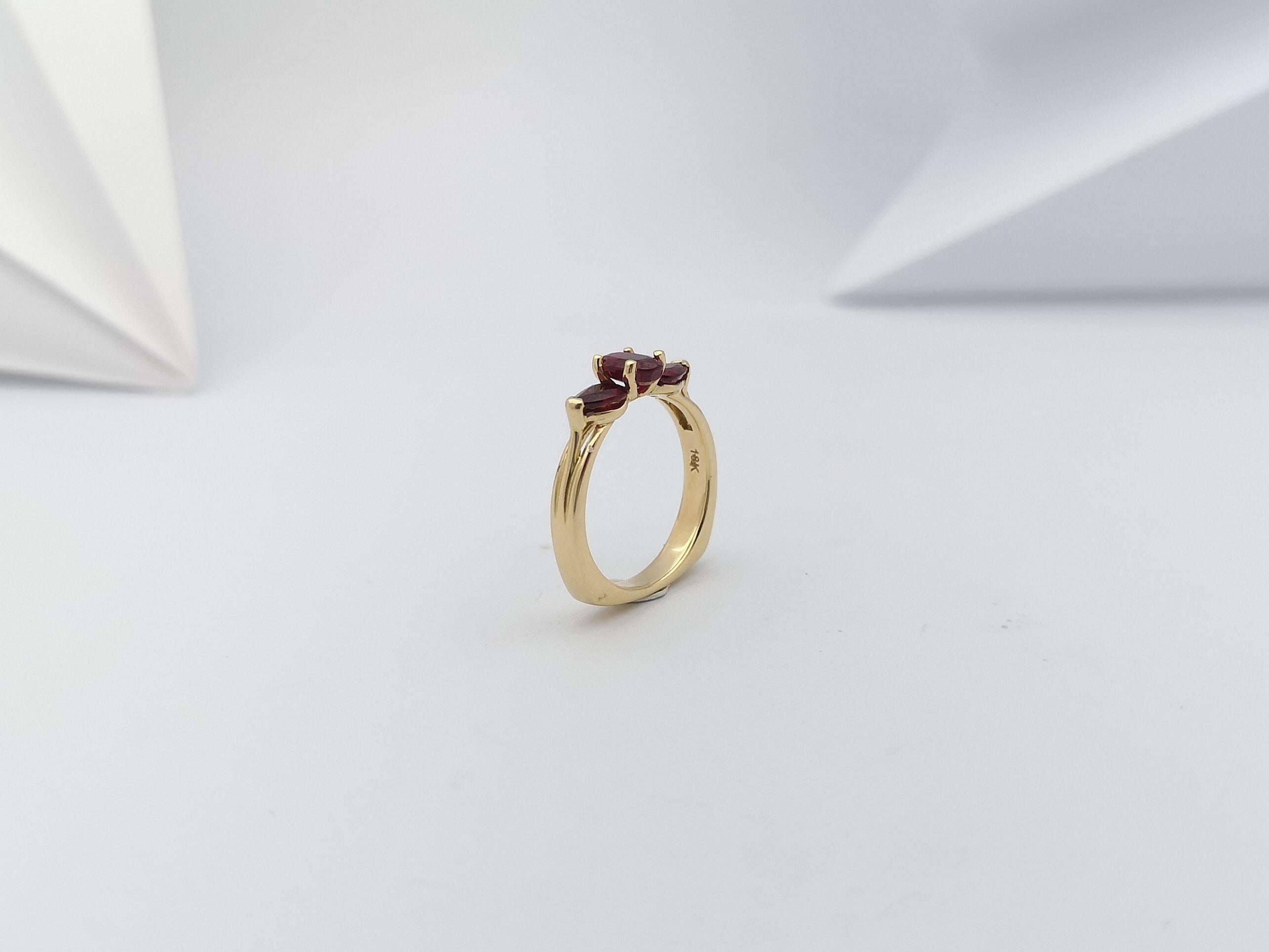 Bague en rubis sertie dans des réglages en or 18 carats en vente 8